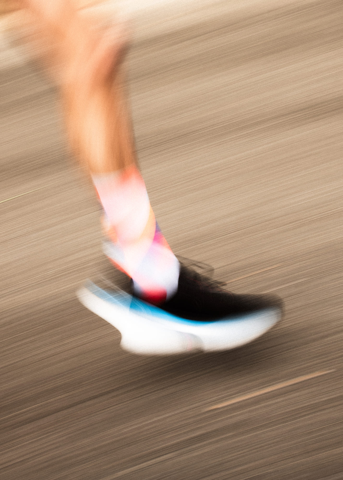 Skechers Aero Razor : une chaussure de running dynamique avec plaque nylon et mousse ATPU, idéale pour les entraînements rapides.