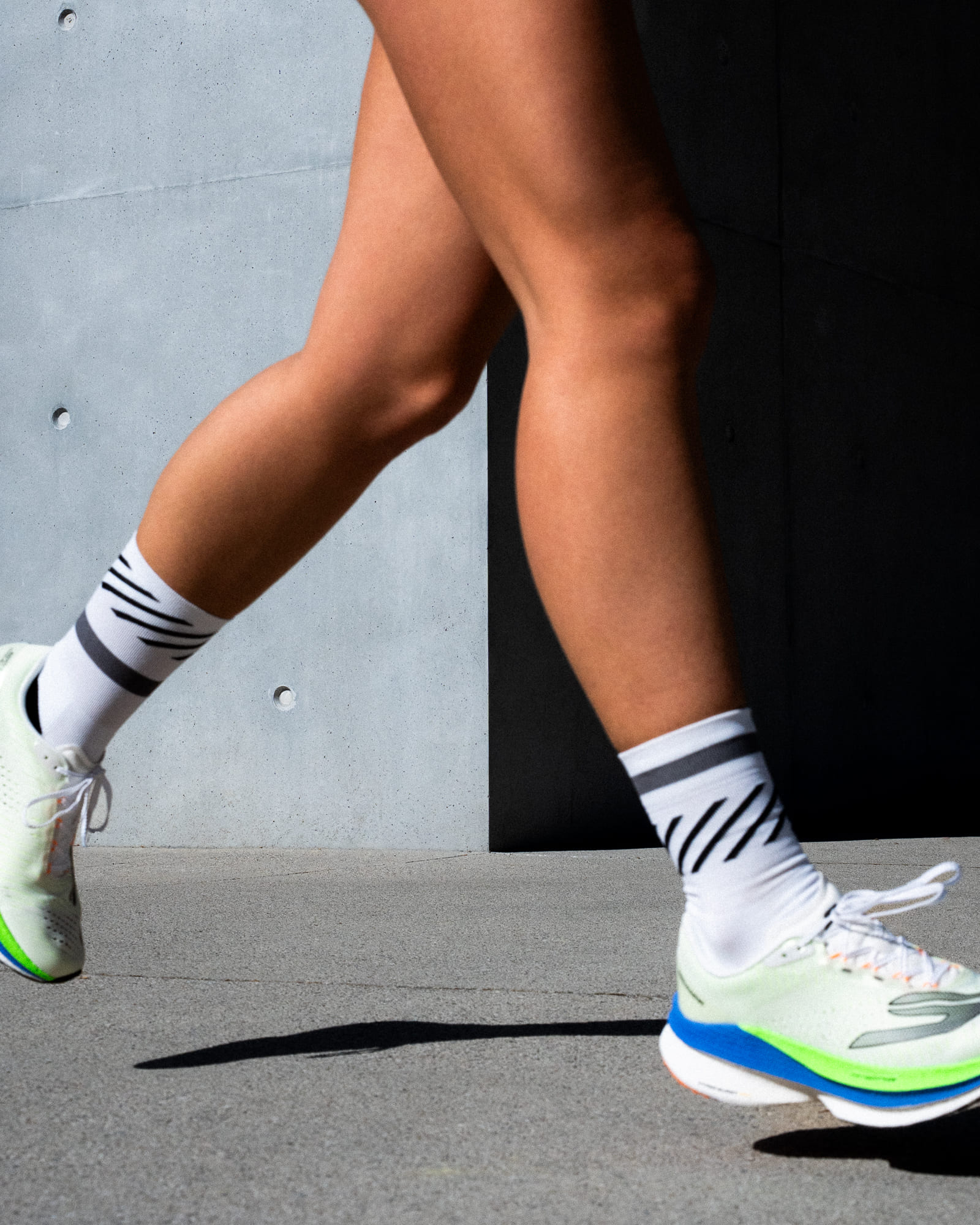 Skechers Aero Razor : une chaussure de running dynamique avec plaque nylon et mousse ATPU, idéale pour les entraînements rapides.