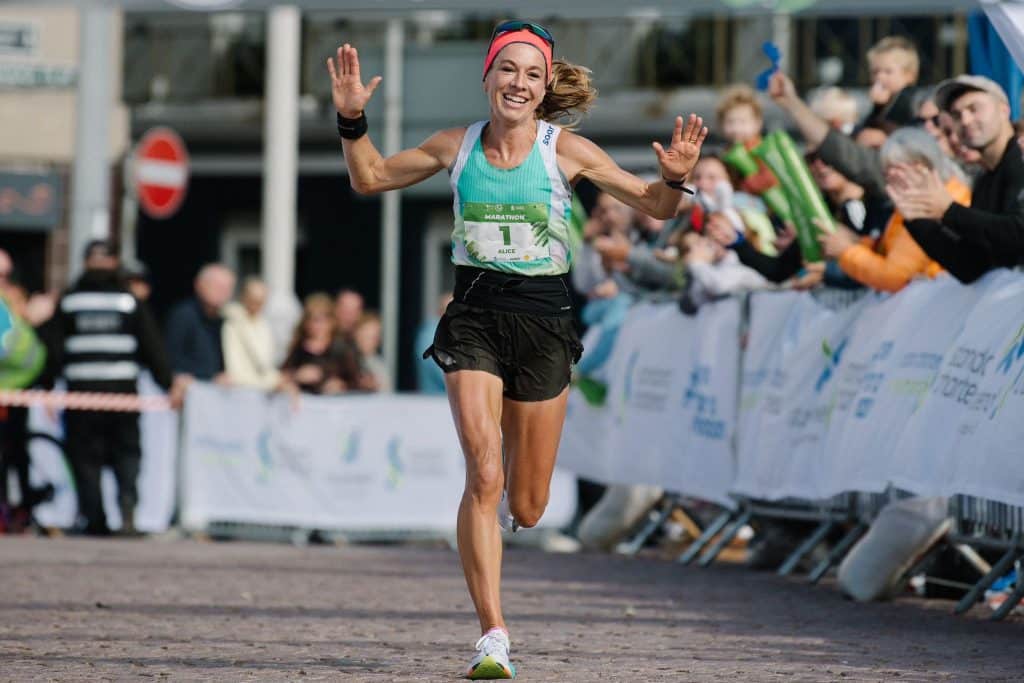 Le 5 octobre 2025 s’est tenue la 20e édition du Standard Chartered Jersey Marathon au cœur de la plus grande des îles anglo-normandes, à Saint-Hélier. Plus de 2500 coureurs, dont un solide plateau international, ont pris le départ.