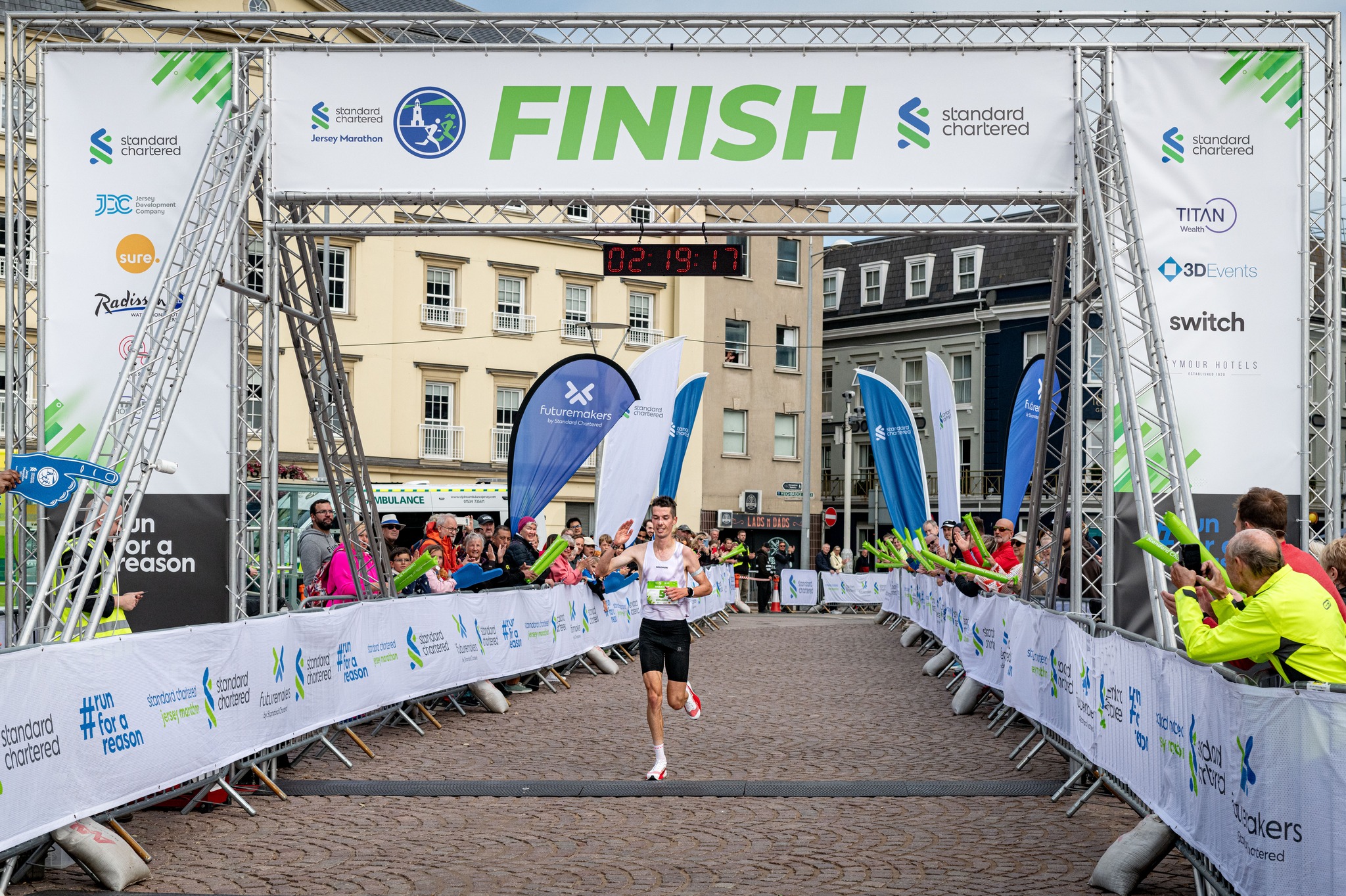 Le 5 octobre 2025 s’est tenue la 20e édition du Standard Chartered Jersey Marathon au cœur de la plus grande des îles anglo-normandes, à Saint-Hélier. Plus de 2500 coureurs, dont un solide plateau international, ont pris le départ.
