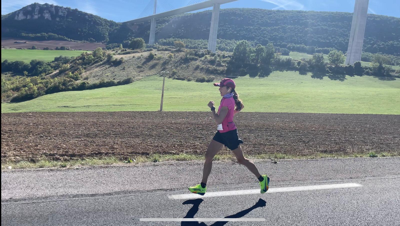 À Millau, chaque fin septembre est une promesse de démesure. Ce week-end, la doyenne des courses d’ultra en France a une nouvelle fois tenu son rang. Pour sa 53e édition, les 100 km de Millau ont offert un scénario d’exception : Stéphanie Gicquel a pulvérisé son record personnel, tandis que Benjamin Polin a fait tomber un chrono vieux de trente-cinq ans, sans oublier les résultats supersoniques des marathoniens. Entre le froid glacial du matin, les pentes cassantes du col de Tiergues et l’ambiance unique de l’Aveyron, Millau a rappelé pourquoi elle reste la Mecque du centbornard.