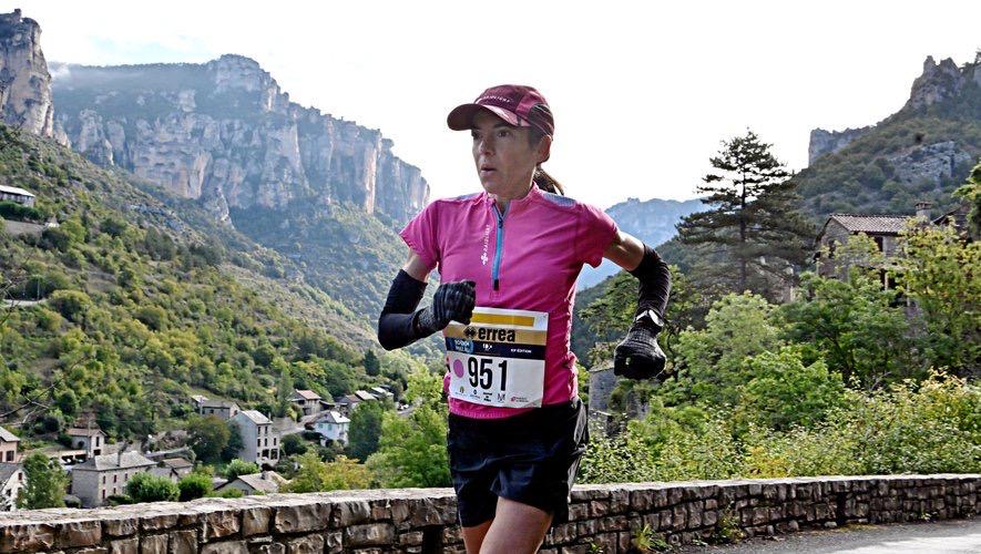 À Millau, chaque fin septembre est une promesse de démesure. Ce week-end, la doyenne des courses d’ultra en France a une nouvelle fois tenu son rang. Pour sa 53e édition, les 100 km de Millau ont offert un scénario d’exception : Stéphanie Gicquel a pulvérisé son record personnel, tandis que Benjamin Polin a fait tomber un chrono vieux de trente-cinq ans, sans oublier les résultats supersoniques des marathoniens. Entre le froid glacial du matin, les pentes cassantes du col de Tiergues et l’ambiance unique de l’Aveyron, Millau a rappelé pourquoi elle reste la Mecque du centbornard.