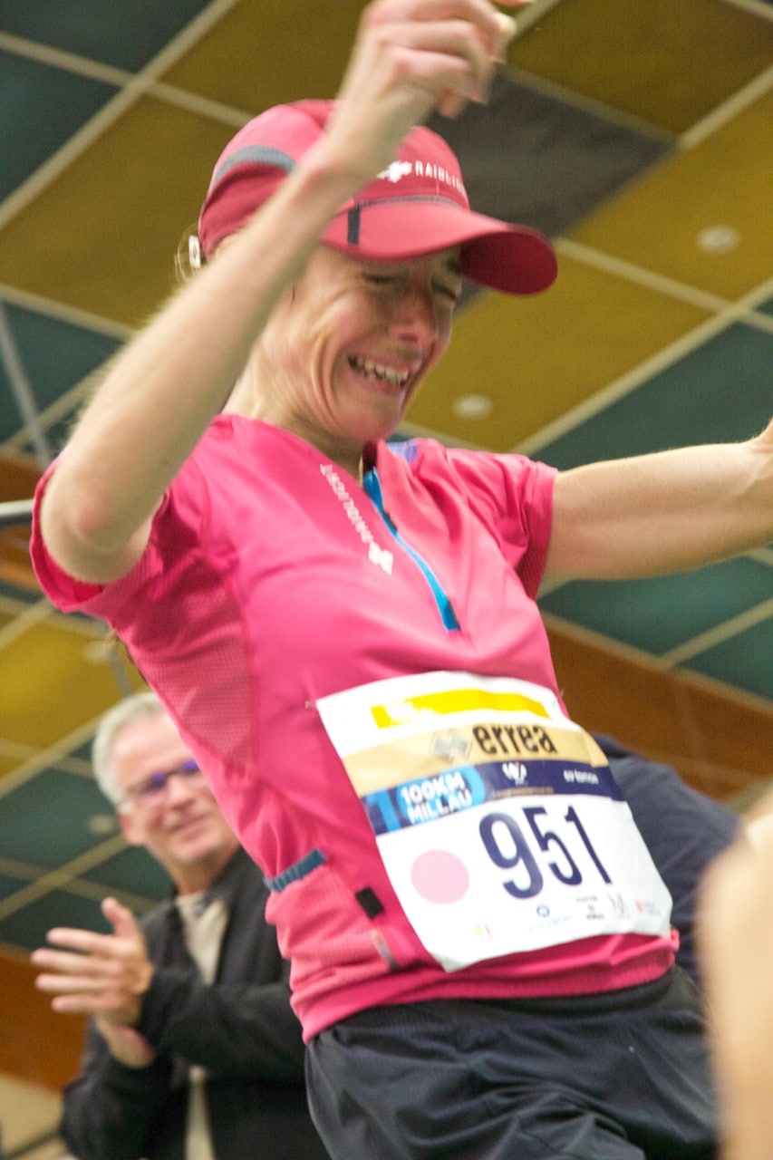 À Millau, chaque fin septembre est une promesse de démesure. Ce week-end, la doyenne des courses d’ultra en France a une nouvelle fois tenu son rang. Pour sa 53e édition, les 100 km de Millau ont offert un scénario d’exception : Stéphanie Gicquel a pulvérisé son record personnel, tandis que Benjamin Polin a fait tomber un chrono vieux de trente-cinq ans, sans oublier les résultats supersoniques des marathoniens. Entre le froid glacial du matin, les pentes cassantes du col de Tiergues et l’ambiance unique de l’Aveyron, Millau a rappelé pourquoi elle reste la Mecque du centbornard.