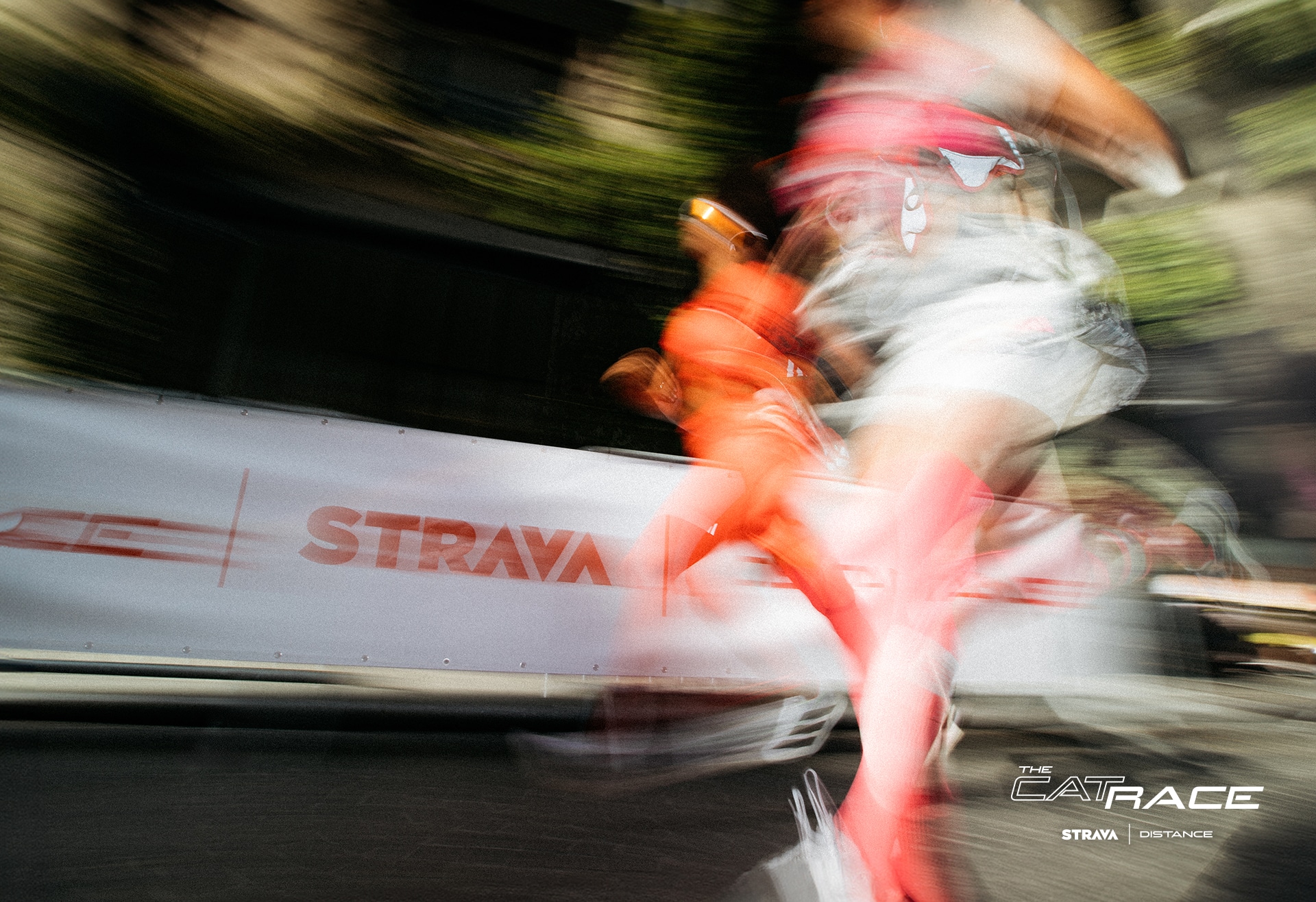 C’est un défilé que personne n’a vraiment eu le temps de voir… et c’est justement là tout l’intérêt. À l’occasion de la Fashion Week de Paris, l’appli running Strava et la boutique iconique Distance ont fait voler en éclats les codes traditionnels du catwalk avec un concept inédit : The CatRace. Un défilé ? Oui. Des mannequins ? Pas vraiment. Des foulées. De la sueur. De la vitesse. Bienvenue dans l’univers Distance, à la croisée des chemins entre mode, sportswear et running.