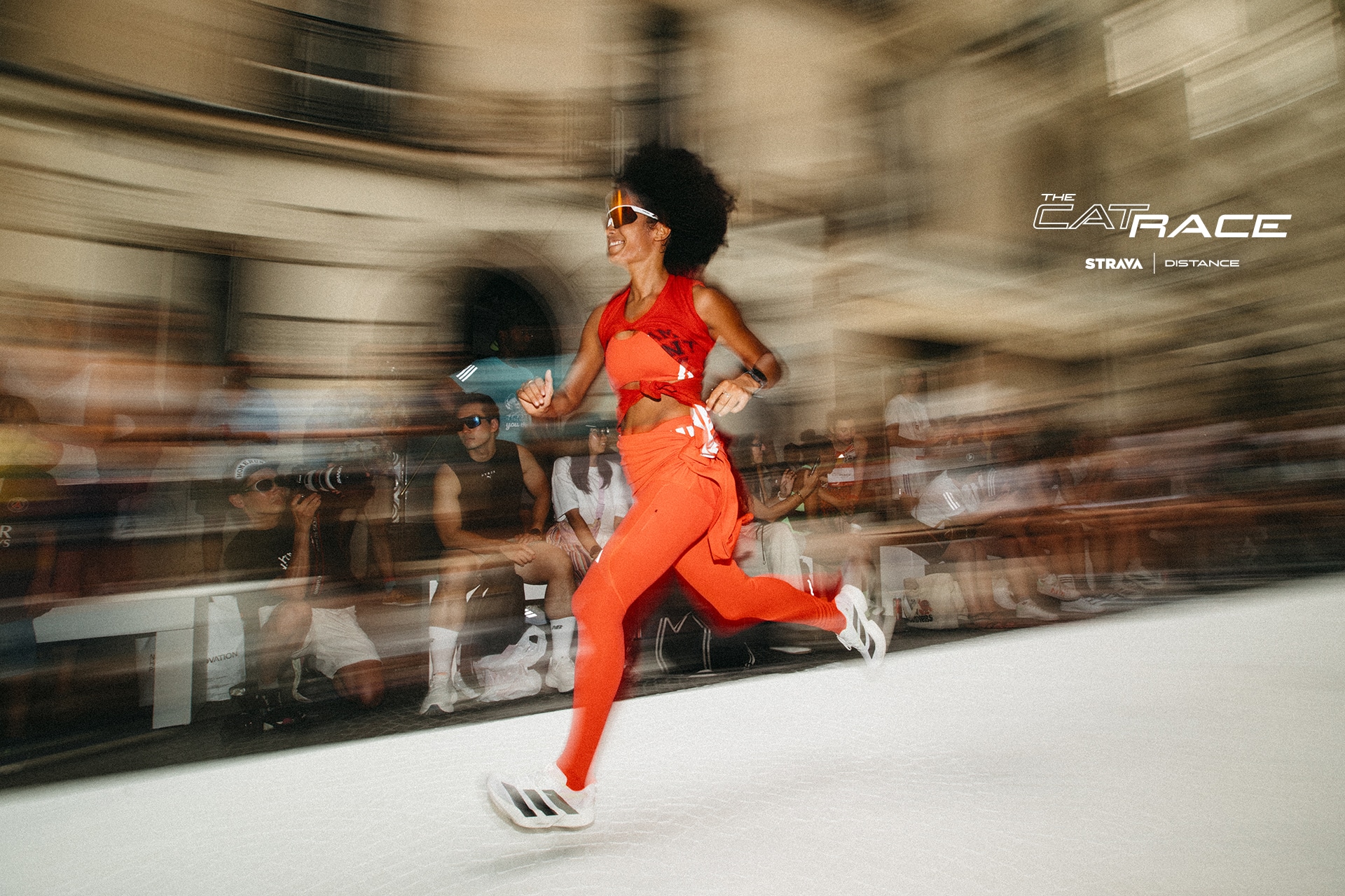 C’est un défilé que personne n’a vraiment eu le temps de voir… et c’est justement là tout l’intérêt. À l’occasion de la Fashion Week de Paris, l’appli running Strava et la boutique iconique Distance ont fait voler en éclats les codes traditionnels du catwalk avec un concept inédit : The CatRace. Un défilé ? Oui. Des mannequins ? Pas vraiment. Des foulées. De la sueur. De la vitesse. Bienvenue dans l’univers Distance, à la croisée des chemins entre mode, sportswear et running.