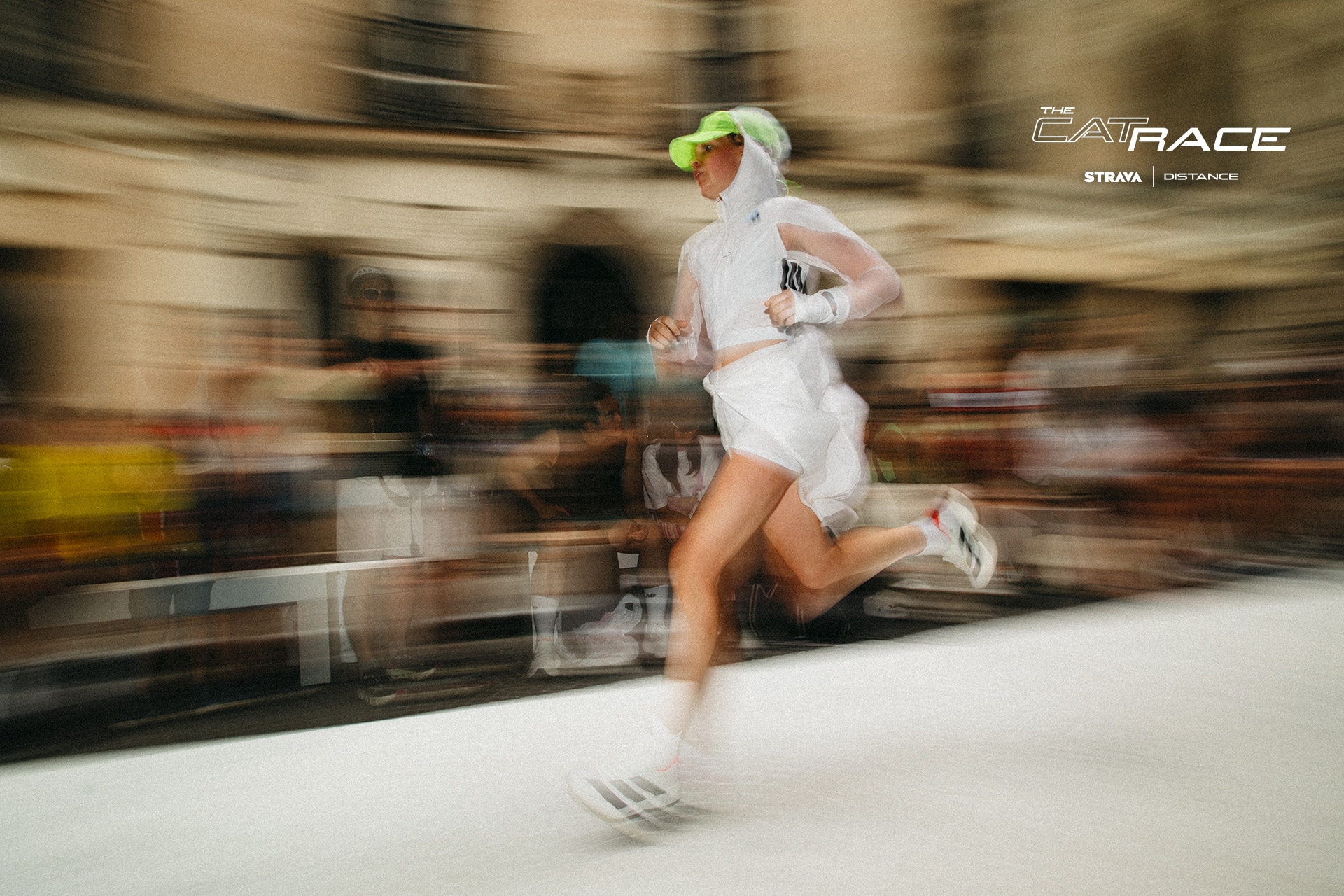 C’est un défilé que personne n’a vraiment eu le temps de voir… et c’est justement là tout l’intérêt. À l’occasion de la Fashion Week de Paris, l’appli running Strava et la boutique iconique Distance ont fait voler en éclats les codes traditionnels du catwalk avec un concept inédit : The CatRace. Un défilé ? Oui. Des mannequins ? Pas vraiment. Des foulées. De la sueur. De la vitesse. Bienvenue dans l’univers Distance, à la croisée des chemins entre mode, sportswear et running.