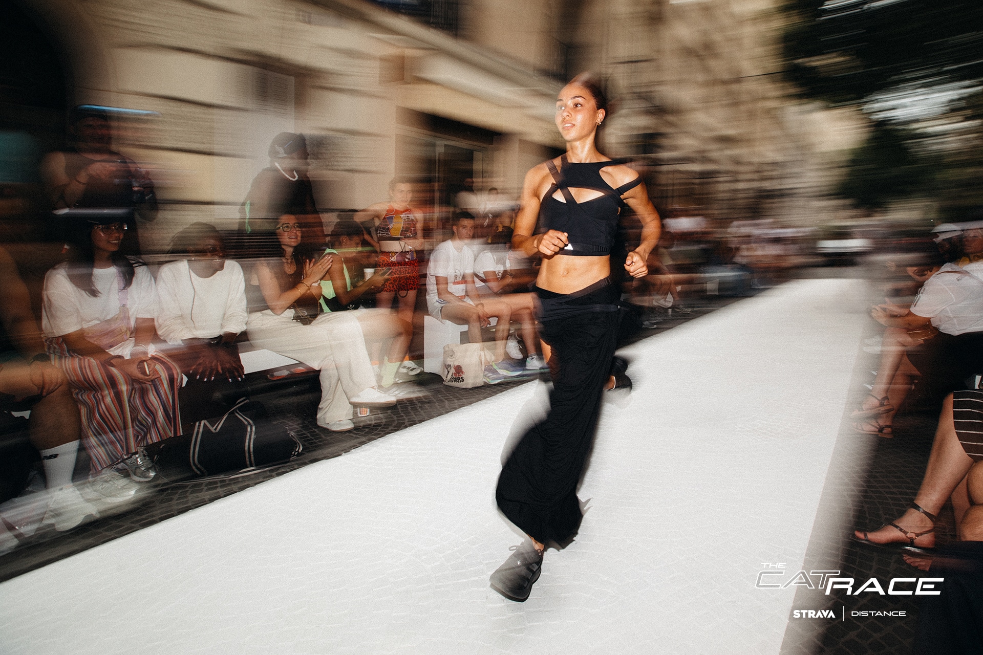 C’est un défilé que personne n’a vraiment eu le temps de voir… et c’est justement là tout l’intérêt. À l’occasion de la Fashion Week de Paris, l’appli running Strava et la boutique iconique Distance ont fait voler en éclats les codes traditionnels du catwalk avec un concept inédit : The CatRace. Un défilé ? Oui. Des mannequins ? Pas vraiment. Des foulées. De la sueur. De la vitesse. Bienvenue dans l’univers Distance, à la croisée des chemins entre mode, sportswear et running.
