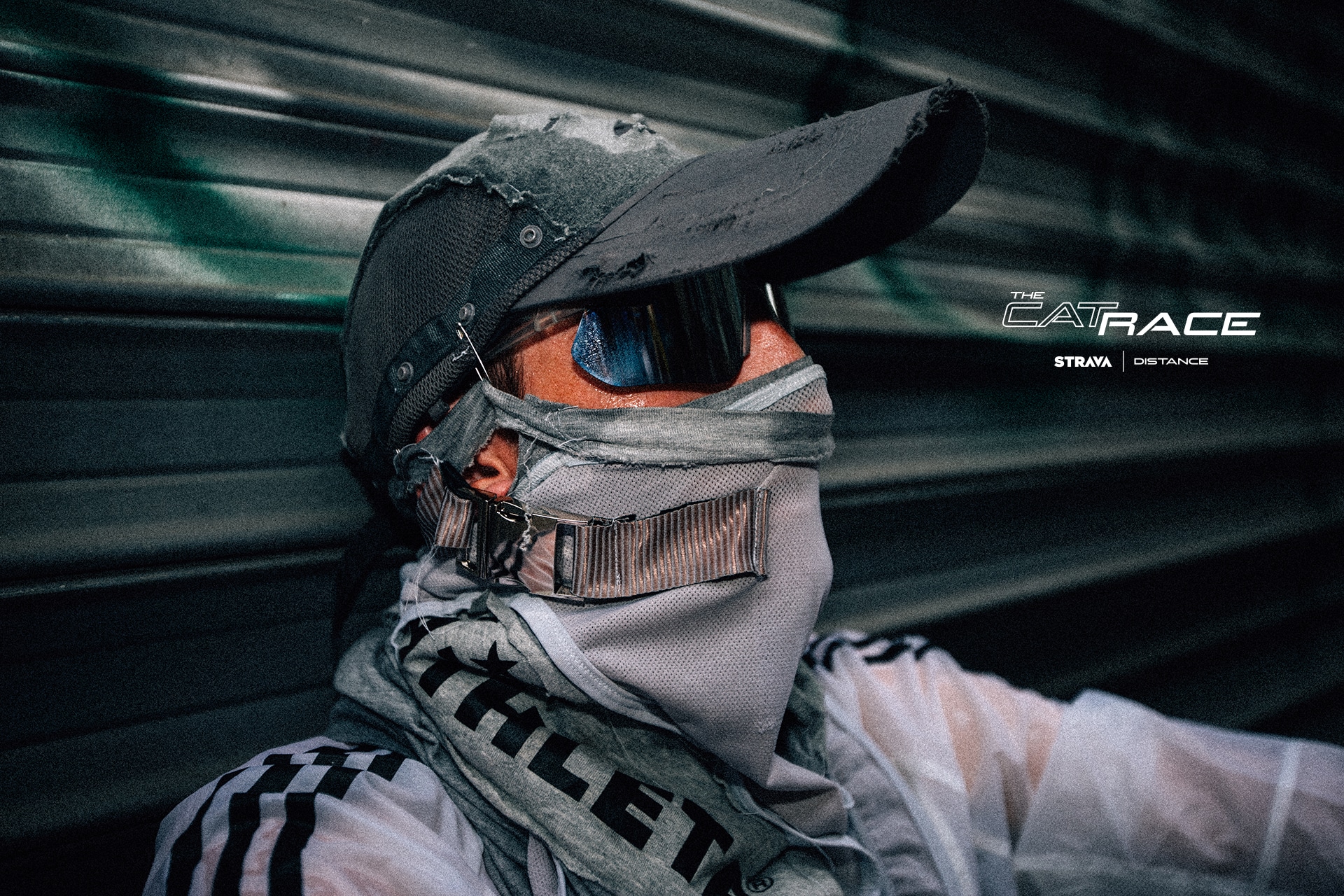 C’est un défilé que personne n’a vraiment eu le temps de voir… et c’est justement là tout l’intérêt. À l’occasion de la Fashion Week de Paris, l’appli running Strava et la boutique iconique Distance ont fait voler en éclats les codes traditionnels du catwalk avec un concept inédit : The CatRace. Un défilé ? Oui. Des mannequins ? Pas vraiment. Des foulées. De la sueur. De la vitesse. Bienvenue dans l’univers Distance, à la croisée des chemins entre mode, sportswear et running.