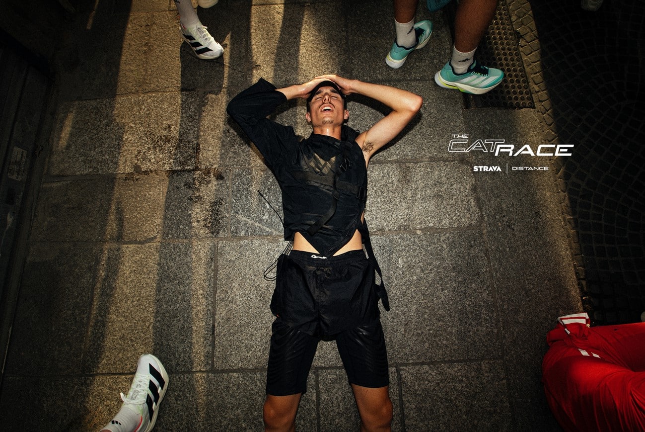 C’est un défilé que personne n’a vraiment eu le temps de voir… et c’est justement là tout l’intérêt. À l’occasion de la Fashion Week de Paris, l’appli running Strava et la boutique iconique Distance ont fait voler en éclats les codes traditionnels du catwalk avec un concept inédit : The CatRace. Un défilé ? Oui. Des mannequins ? Pas vraiment. Des foulées. De la sueur. De la vitesse. Bienvenue dans l’univers Distance, à la croisée des chemins entre mode, sportswear et running.