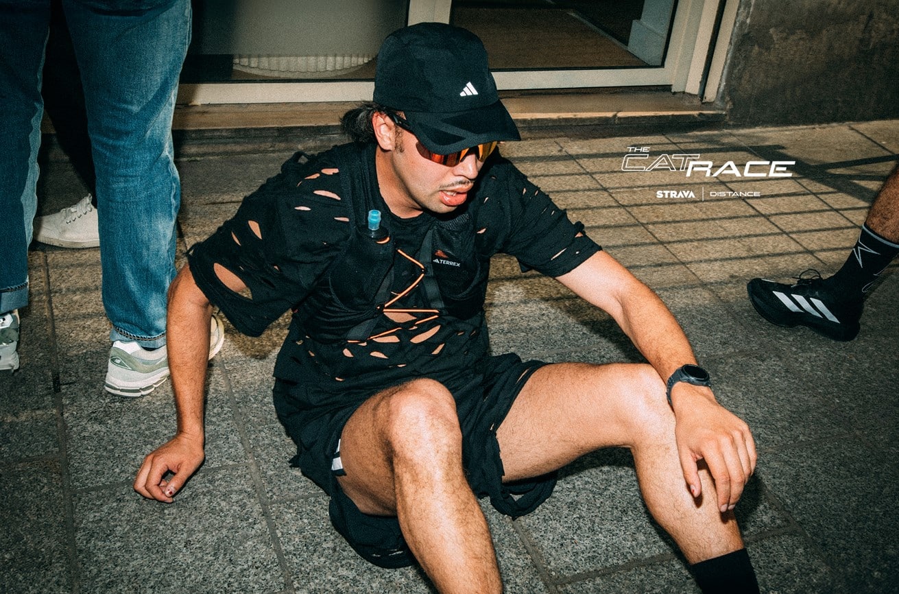 C’est un défilé que personne n’a vraiment eu le temps de voir… et c’est justement là tout l’intérêt. À l’occasion de la Fashion Week de Paris, l’appli running Strava et la boutique iconique Distance ont fait voler en éclats les codes traditionnels du catwalk avec un concept inédit : The CatRace. Un défilé ? Oui. Des mannequins ? Pas vraiment. Des foulées. De la sueur. De la vitesse. Bienvenue dans l’univers Distance, à la croisée des chemins entre mode, sportswear et running.