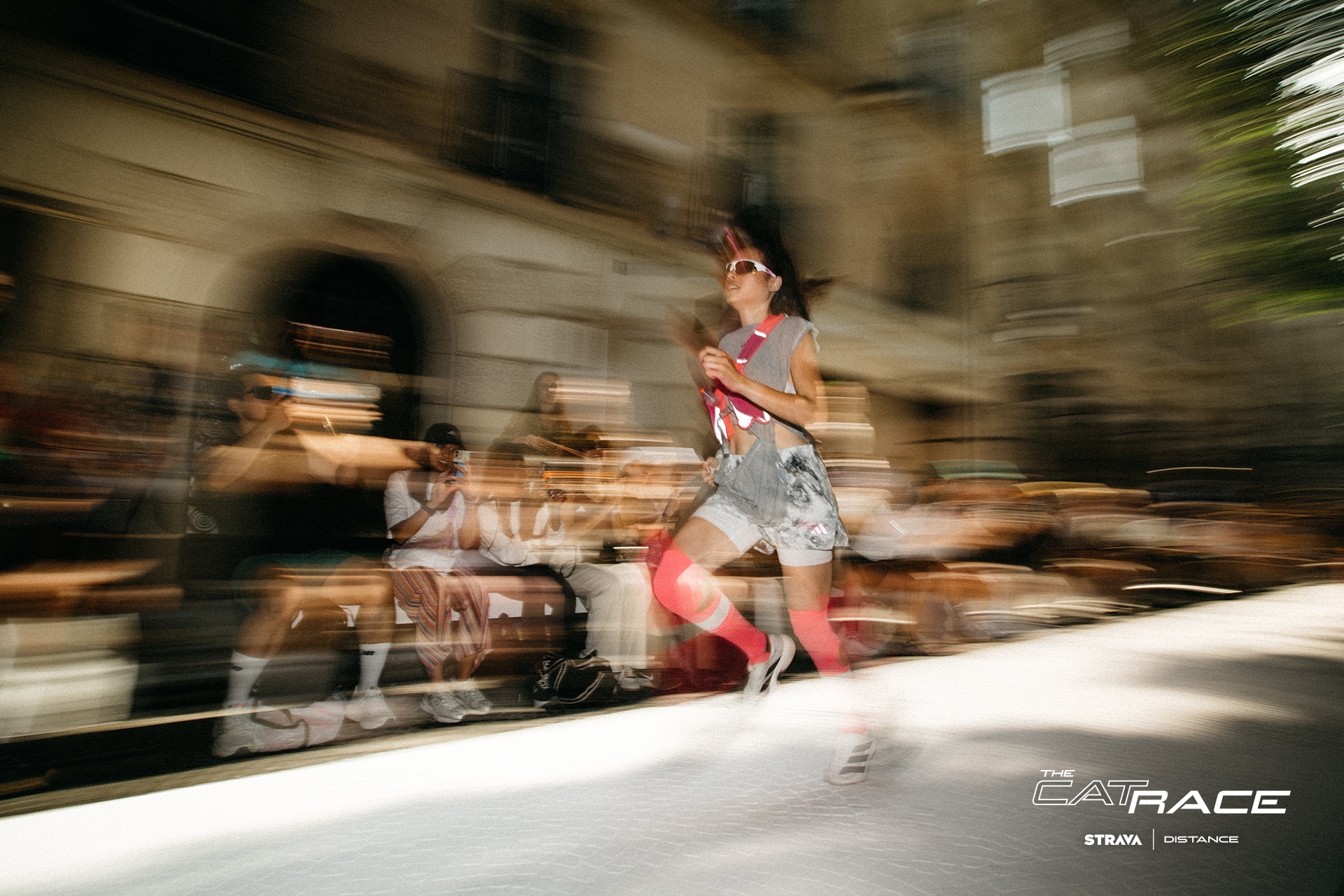 C’est un défilé que personne n’a vraiment eu le temps de voir… et c’est justement là tout l’intérêt. À l’occasion de la Fashion Week de Paris, l’appli running Strava et la boutique iconique Distance ont fait voler en éclats les codes traditionnels du catwalk avec un concept inédit : The CatRace. Un défilé ? Oui. Des mannequins ? Pas vraiment. Des foulées. De la sueur. De la vitesse. Bienvenue dans l’univers Distance, à la croisée des chemins entre mode, sportswear et running.
