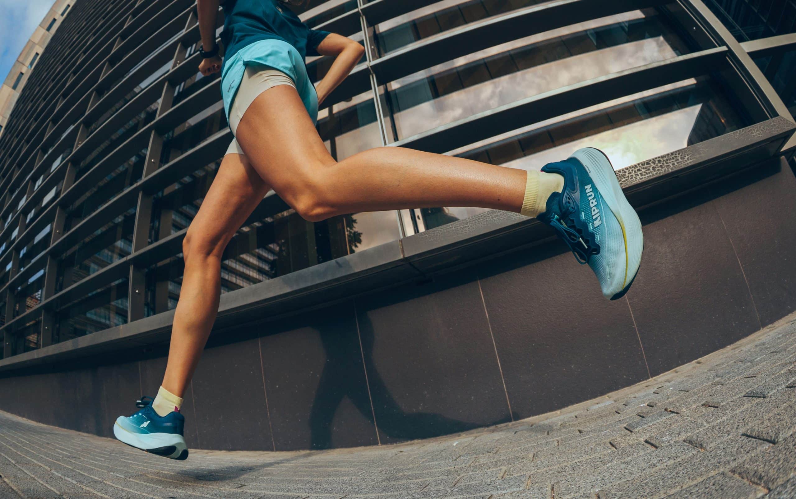 Kiprun dévoile trois nouvelles franchises — KIPRIDE, KIPSTORM et KIPSUMMIT — pour clarifier son offre running et accompagner tous les types de coureurs. Une refonte stratégique qui marque son expansion internationale et son arrivée aux États-Unis en 2026.