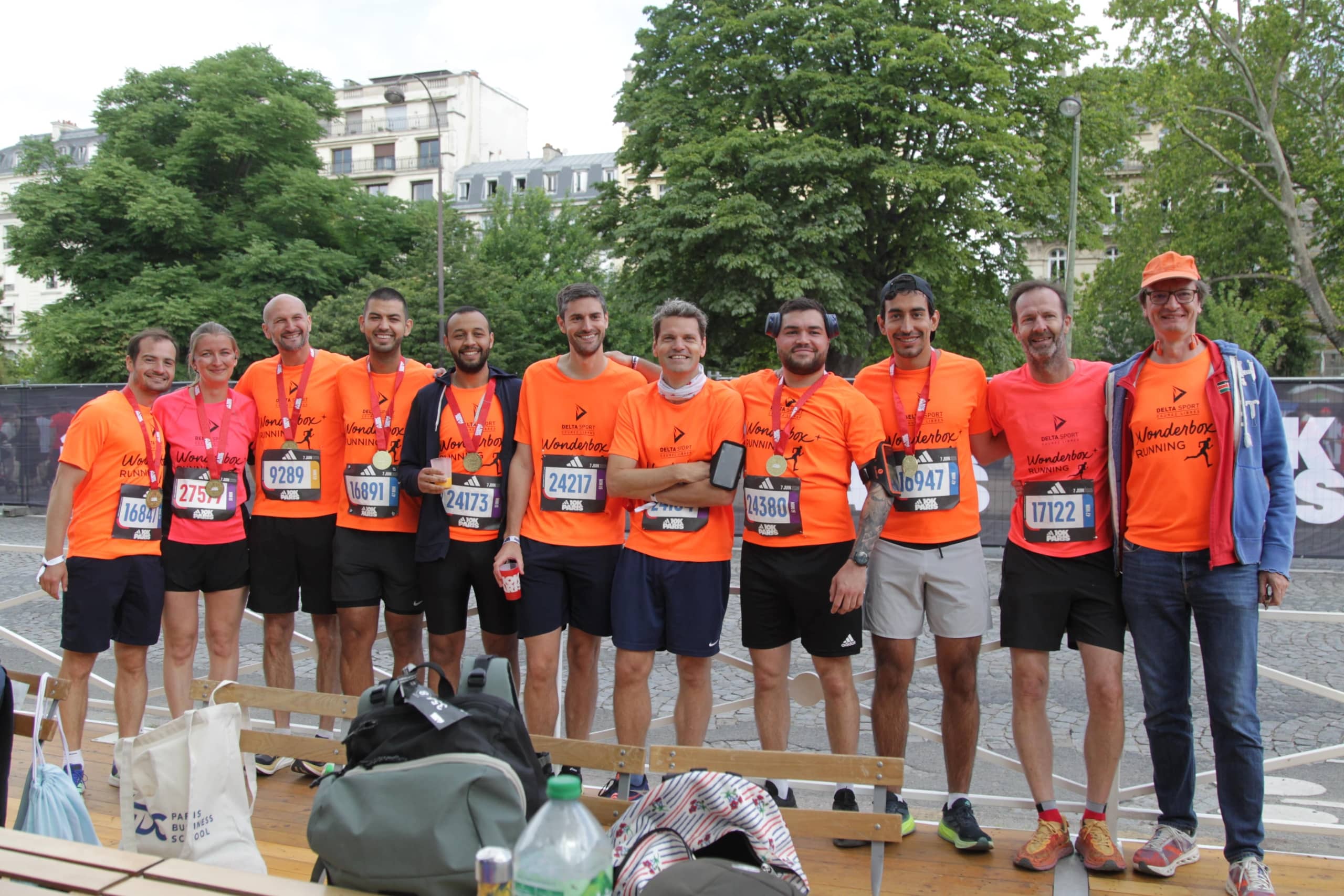Le 7 juin dernier, des dizaines de milliers de coureurs ont envahi les rues de la capitale à l’occasion du 10K adidas Paris. Au milieu du peloton, une vague orange et rose fluo a attiré l’attention. Derrière ces couleurs, la Team Wonderbox, un collectif qui réunit aussi bien des athlètes de niveau national que des salariés venus relever leur premier défi sur 10 km.