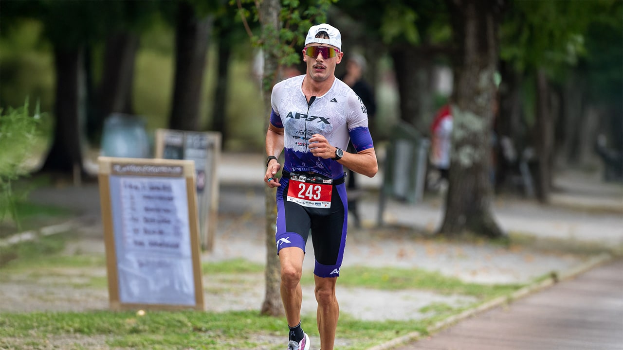 Thibault Escaich, 23 ans, vise son premier Ironman à Cascais ce 18 octobre 2025 et la qualification pour Kona 2026.