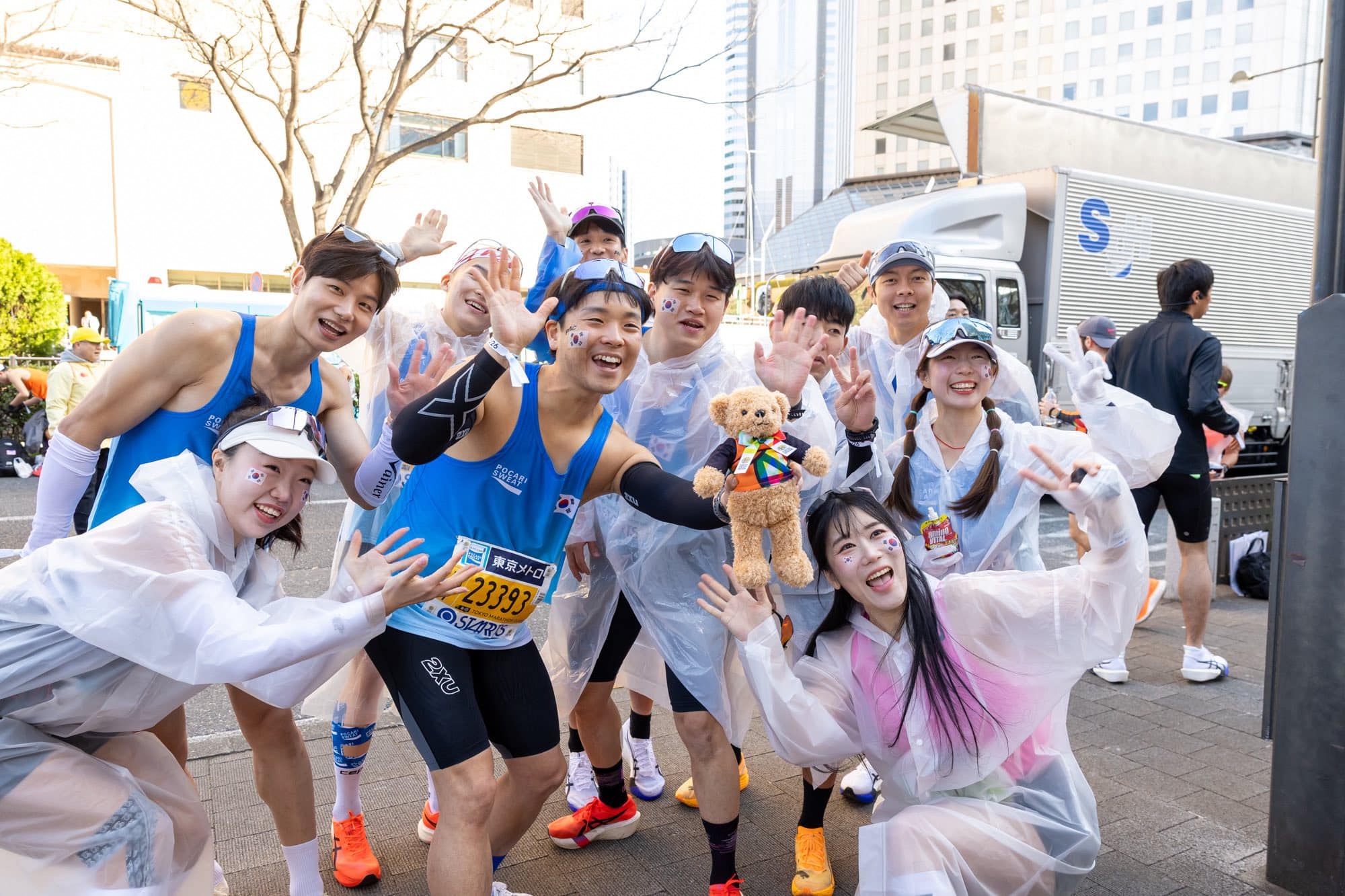 Brigid Kosgei s’impose en 2h14’29, Tadese Takele conserve son titre en 2h03’37 au terme d’un final haletant. Résumé complet et faits marquants du premier Major de la saison.