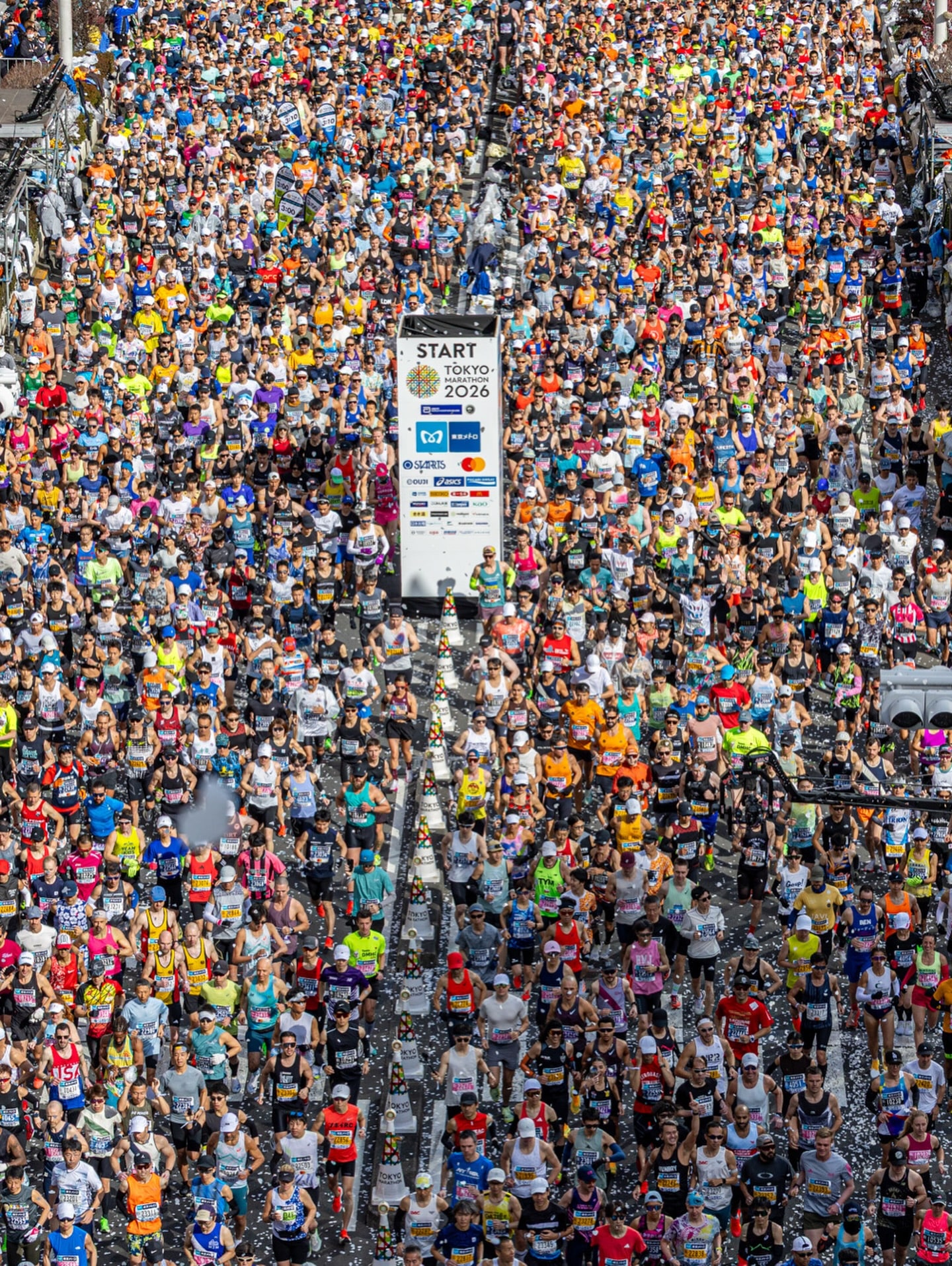 Brigid Kosgei s’impose en 2h14’29, Tadese Takele conserve son titre en 2h03’37 au terme d’un final haletant. Résumé complet et faits marquants du premier Major de la saison.