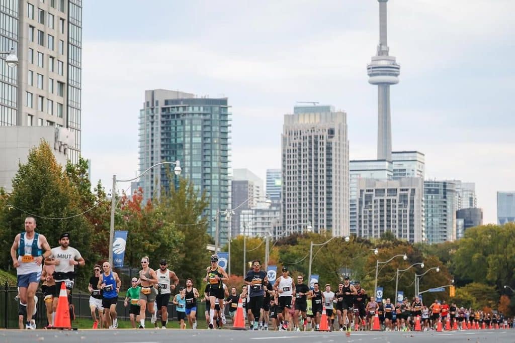 Comment s’inscrire au Marathon de Toronto 2026 ? Tarifs, dates, délais, transfert de dossard, limites, parcours, conseils : tout ce qu’il faut savoir.