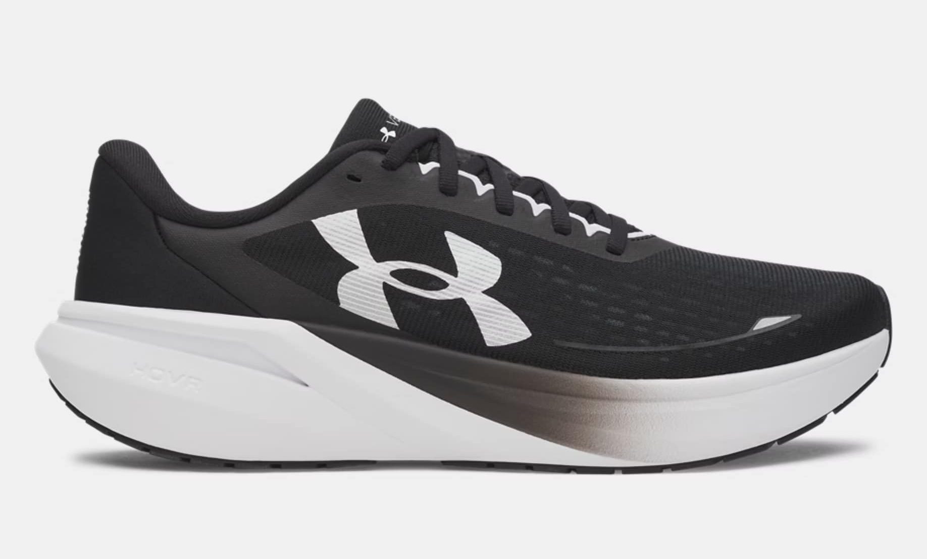 Under Armour complète sa gamme performance avec les nouvelles Velociti Distance et Pace. Deux modèles pensés pour structurer l’entraînement, du kilométrage quotidien aux séances dynamiques, aux côtés de la Velociti Elite 3 portée par Sharon Lokedi.