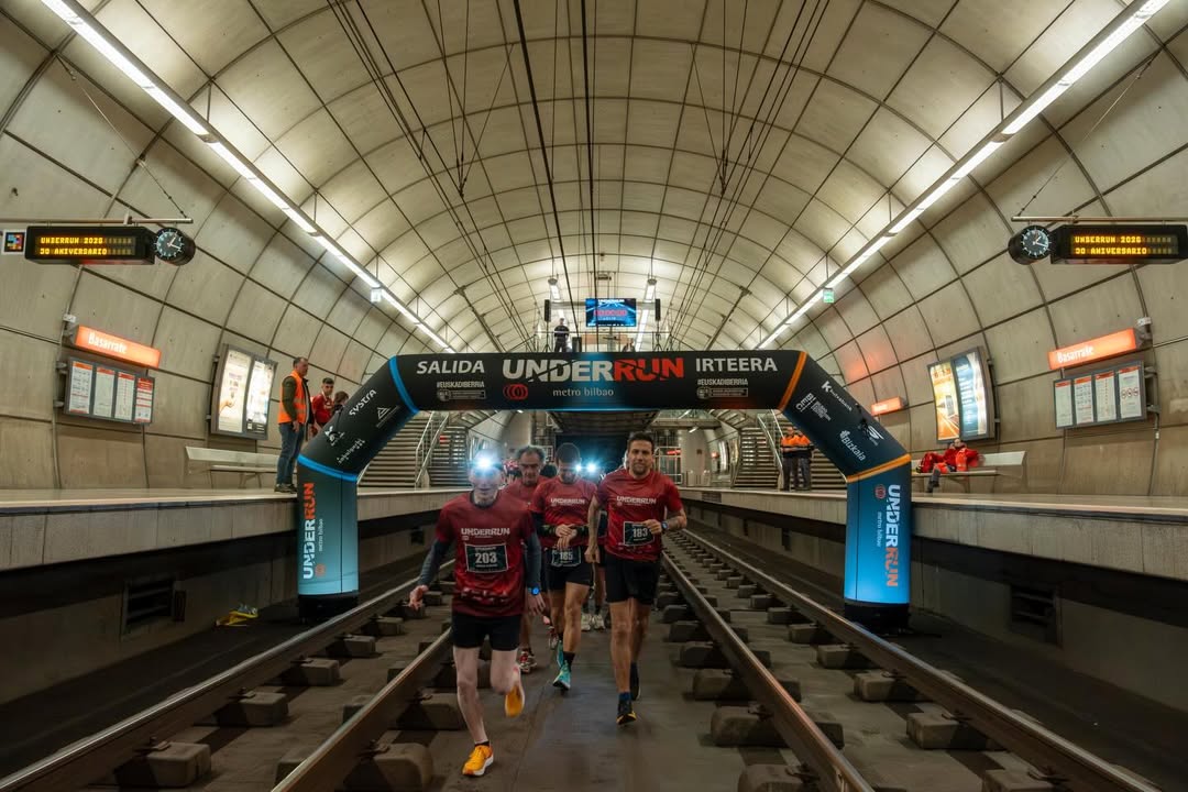 Dans la nuit du 30 au 31 mars, Bilbao a basculé dans une autre dimension. Le temps de quelques heures, ses lignes de métro se sont vidées de leurs rames pour accueillir des coureurs lancés dans un défi rare, brut, presque irréel. Underrun Bilbao redessine les contours de la course urbaine, en l’emmenant là où elle ne va jamais.