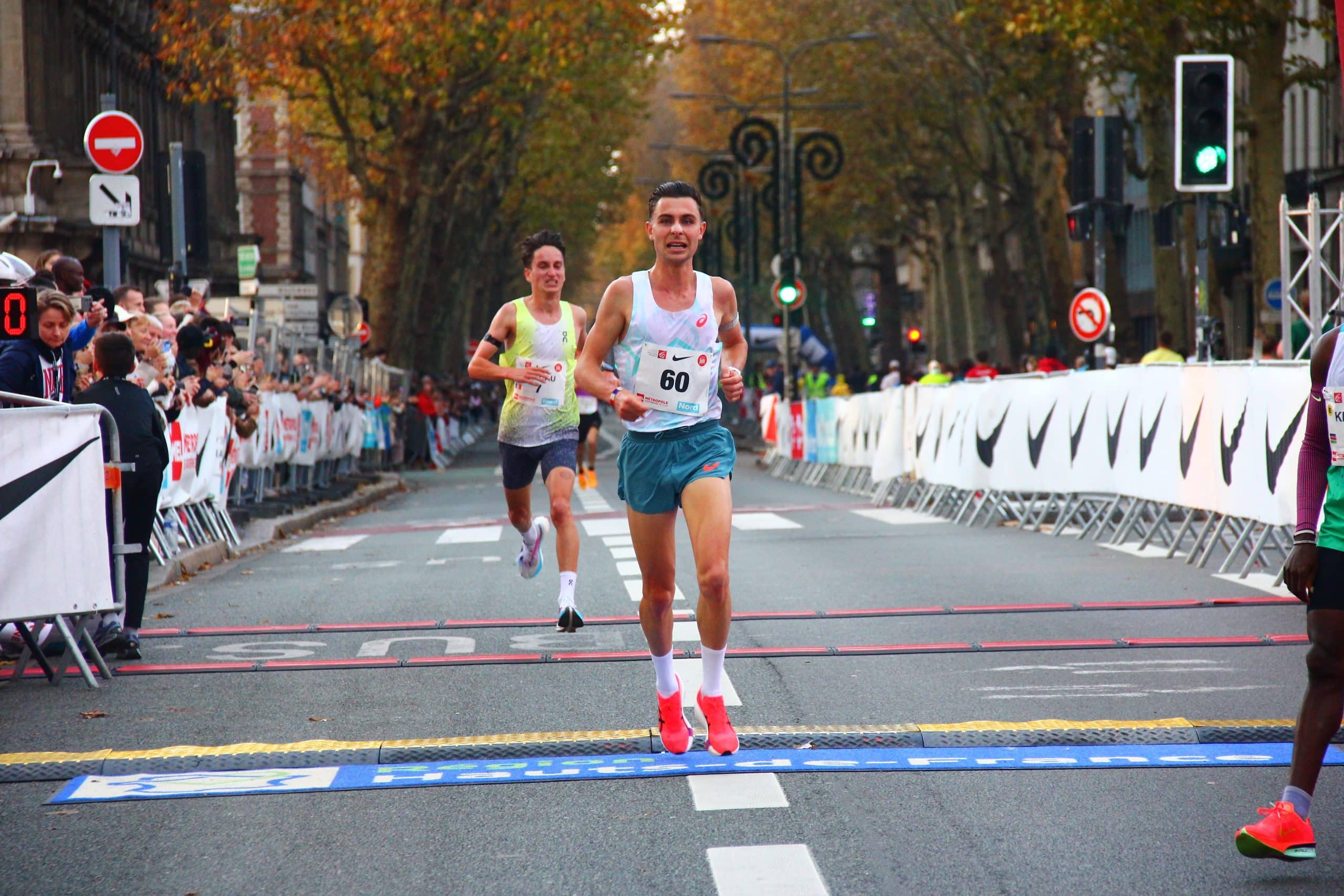Le 10 km de l'Urban Trail de Lille aura souri aux Tricolores, à l'image de Bastien Augusto (27'30) et Fabien Palcau (27'31), qui ont pulvérisé leurs records personnels. Les palmes sont revenus aux Kényans John Lomoni Aimun (27'13) et Brenda Jepchirchir (30'04). Sur le 5 km, Célia Tabet a frappé un grand coup, devenant la troisième meilleure performeuse française de tous les temps(15'08). Coup de projecteur en direct du Boulevard de la Liberté.