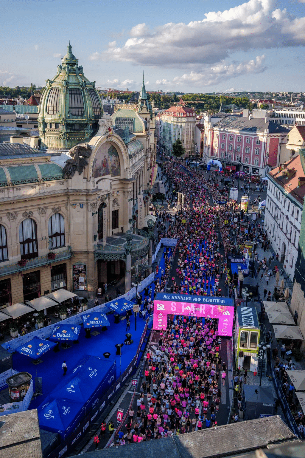 Elle est désormais la Française la plus rapide de l’histoire sur 10 km route. Ce samedi 6 septembre, Alessia Zarbo a frappé un grand coup à Prague en abaissant d’une petite seconde le record national détenu depuis mai dernier par Mekdes Woldu. 31’00 tout rond, une victoire, un record de parcours, et surtout la confirmation que la fondeuse du Racing Multi Athlon vit une année charnière. À quelques jours de ses 24 ans, l'athlète originaire d'Antibes s’offre le plus beau des cadeaux.