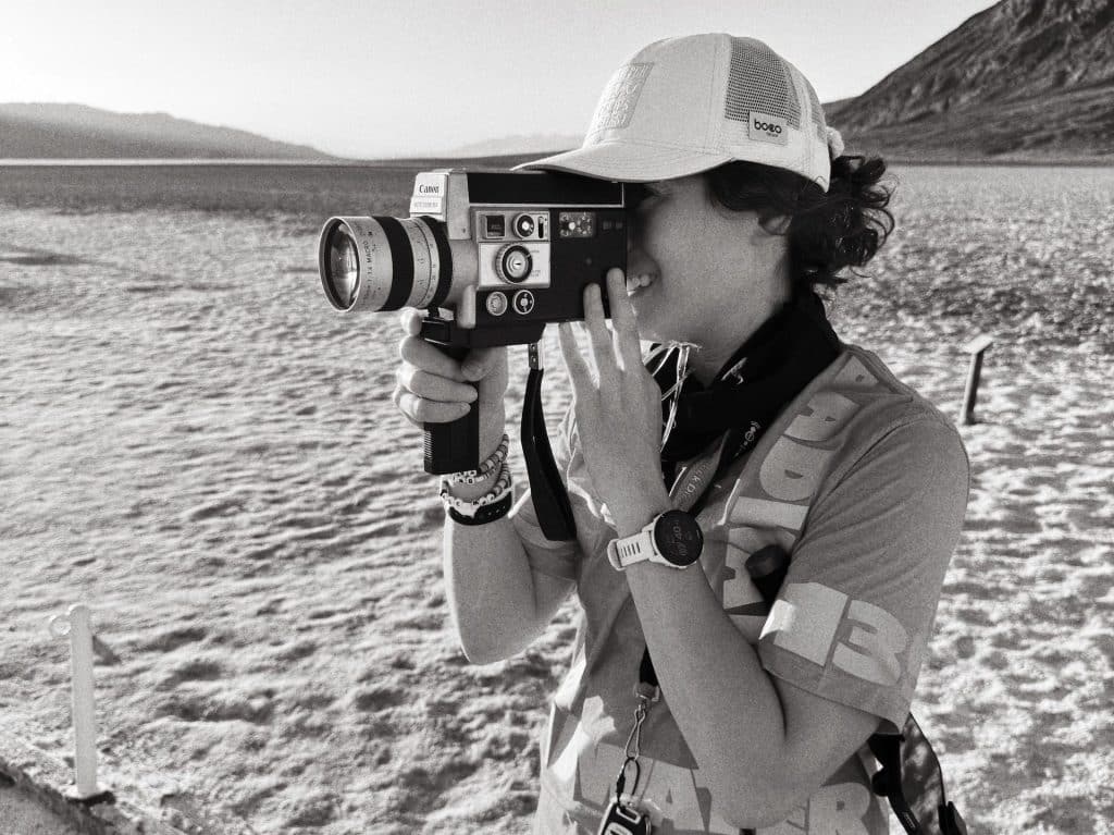 Victoria Negri prévoit de lancer la production en 2026 du film de fiction Ultra, dont le rôle principal reviendra à Shailene Woodley (Big Little Lies, The Descendants...). Elle-même coureuse longue distance, la réalisatrice américaine a évoqué avec beaucoup d'intimité ce projet à marathons.com.