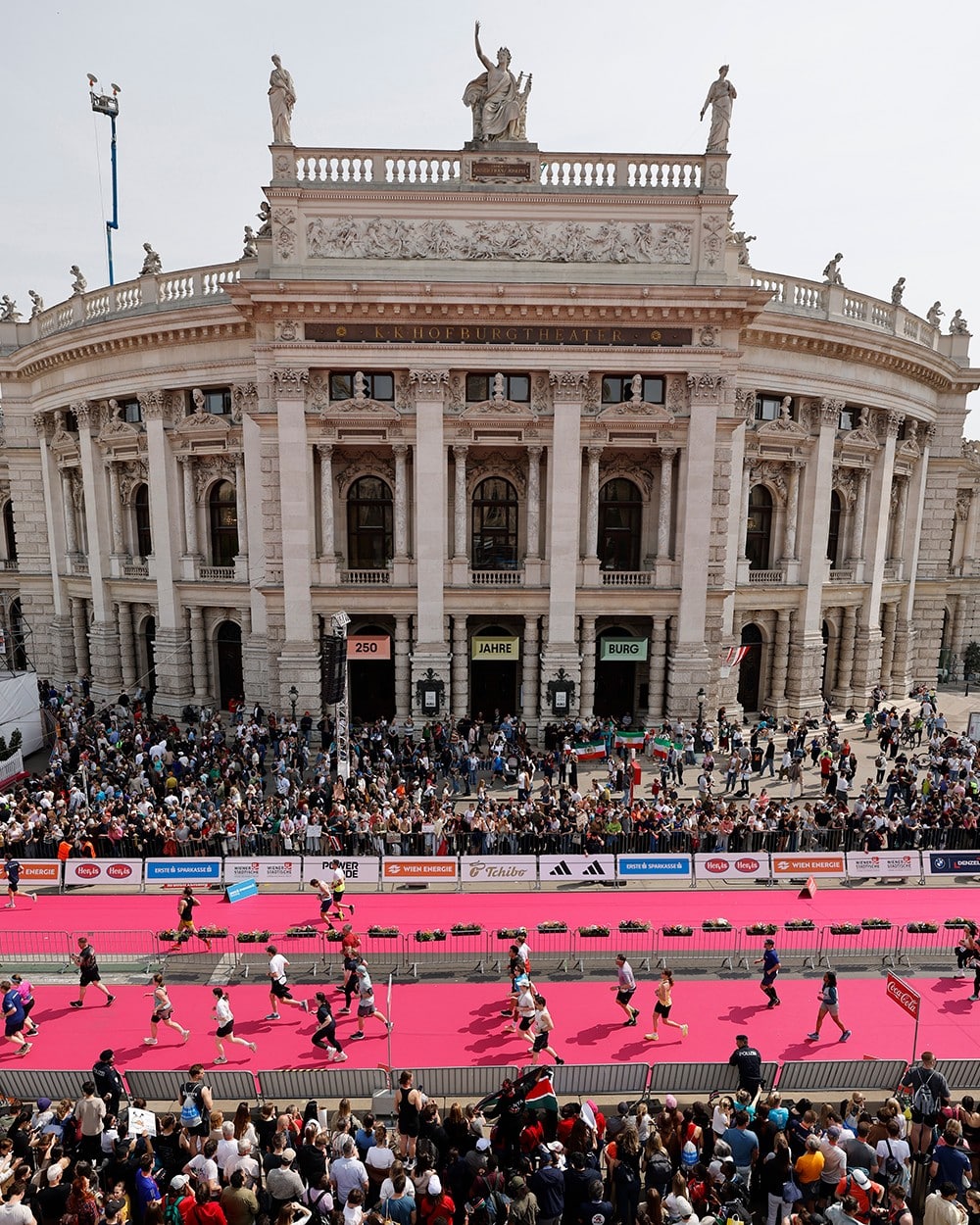 Kiprotich en 2h06’53, Gezahagn en 2h20’06 : résultats et résumé du Marathon de Vienne, avec un top niveau et des courses rythmées.