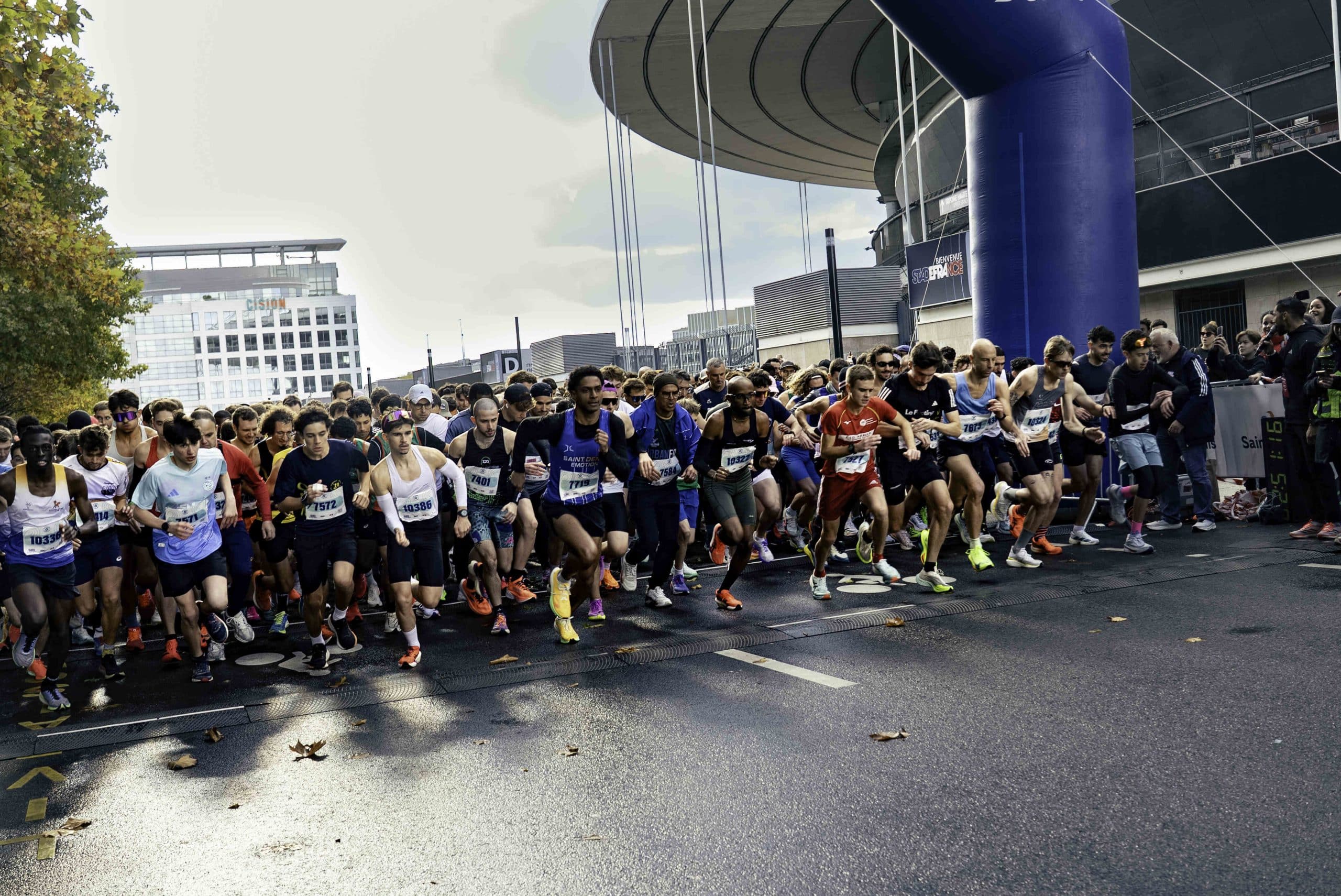 Née de la fusion du Grand Marathon de Saint-Denis et de la Voie Royale, la réunion dionysienne a réuni près de 8000 passionnés répartis dans 6 formats, du 5km à allure libre jusqu'au marathon, un record. Avec une arrivée mythique au Stade de France, les Voies Royales de Saint-Denis ont perpétué l'héritage des Jeux olympiques et paralympiques.