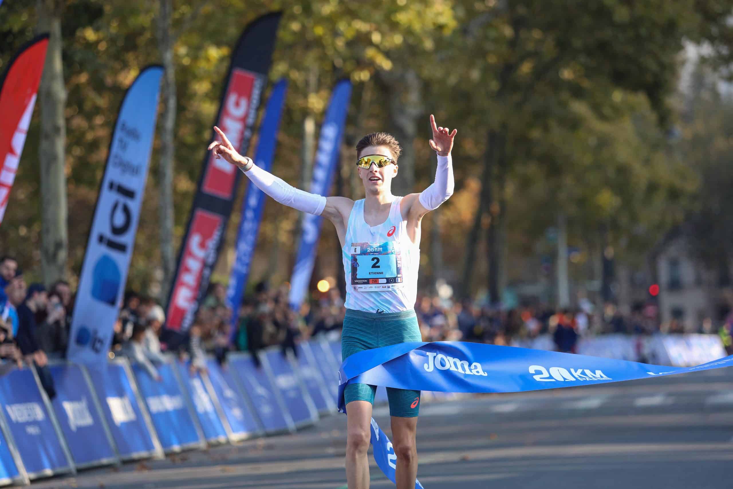 Le recordman de France du 10 km Etienne Daguinos a remporté les 20 km de Paris 2025 en 56’18, nouveau record de l'épreuve à la clé.