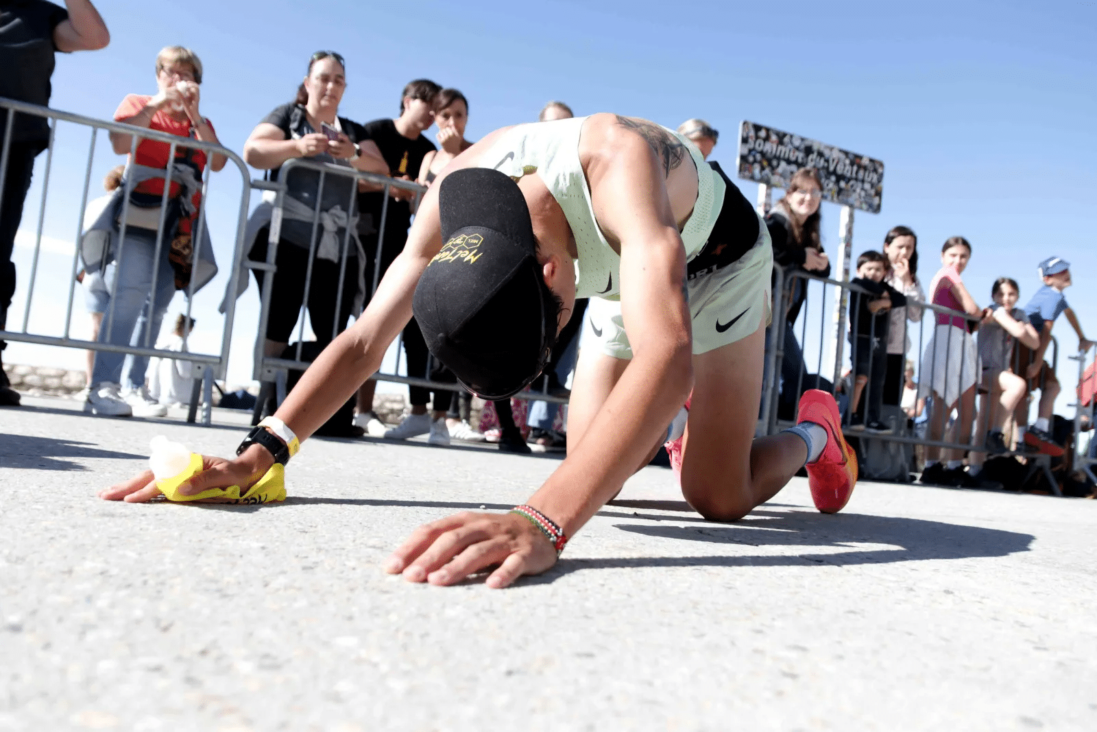En juillet dernier, les coureurs du Tour de France se sont lancés à l’attaque du mythique Mont Ventoux pour la 18ème fois dans l'histoire de la Grande Boucle. Cette 16ème étape d’anthologie (Montpellier – Le Mont Ventoux) a couronné le Français Valentin Paret-Peintre face à l’Irlandais Ben Healy au terme d’un suspense de folie. Quelques semaines plus tôt, près de 1 500 coureurs ont affronté les pentes du "Géant de Provence" à l’occasion du Semi-marathon du Mont Ventoux Kookabarra. Alors, quel effort est le plus difficile ? Conquérir le sommet à vélo ou en courant ? Marathons.com a enfourché le vélo pour tenter l’ascension de ce colosse tandis que Manon Coste, victorieuse du 21 km de l’édition 2025, partage ses impressions sur la course.