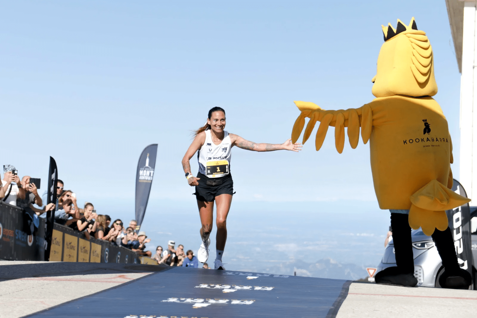 En juillet dernier, les coureurs du Tour de France se sont lancés à l’attaque du mythique Mont Ventoux pour la 18ème fois dans l'histoire de la Grande Boucle. Cette 16ème étape d’anthologie (Montpellier – Le Mont Ventoux) a couronné le Français Valentin Paret-Peintre face à l’Irlandais Ben Healy au terme d’un suspense de folie. Quelques semaines plus tôt, près de 1 500 coureurs ont affronté les pentes du "Géant de Provence" à l’occasion du Semi-marathon du Mont Ventoux Kookabarra. Alors, quel effort est le plus difficile ? Conquérir le sommet à vélo ou en courant ? Marathons.com a enfourché le vélo pour tenter l’ascension de ce colosse tandis que Manon Coste, victorieuse du 21 km de l’édition 2025, partage ses impressions sur la course.