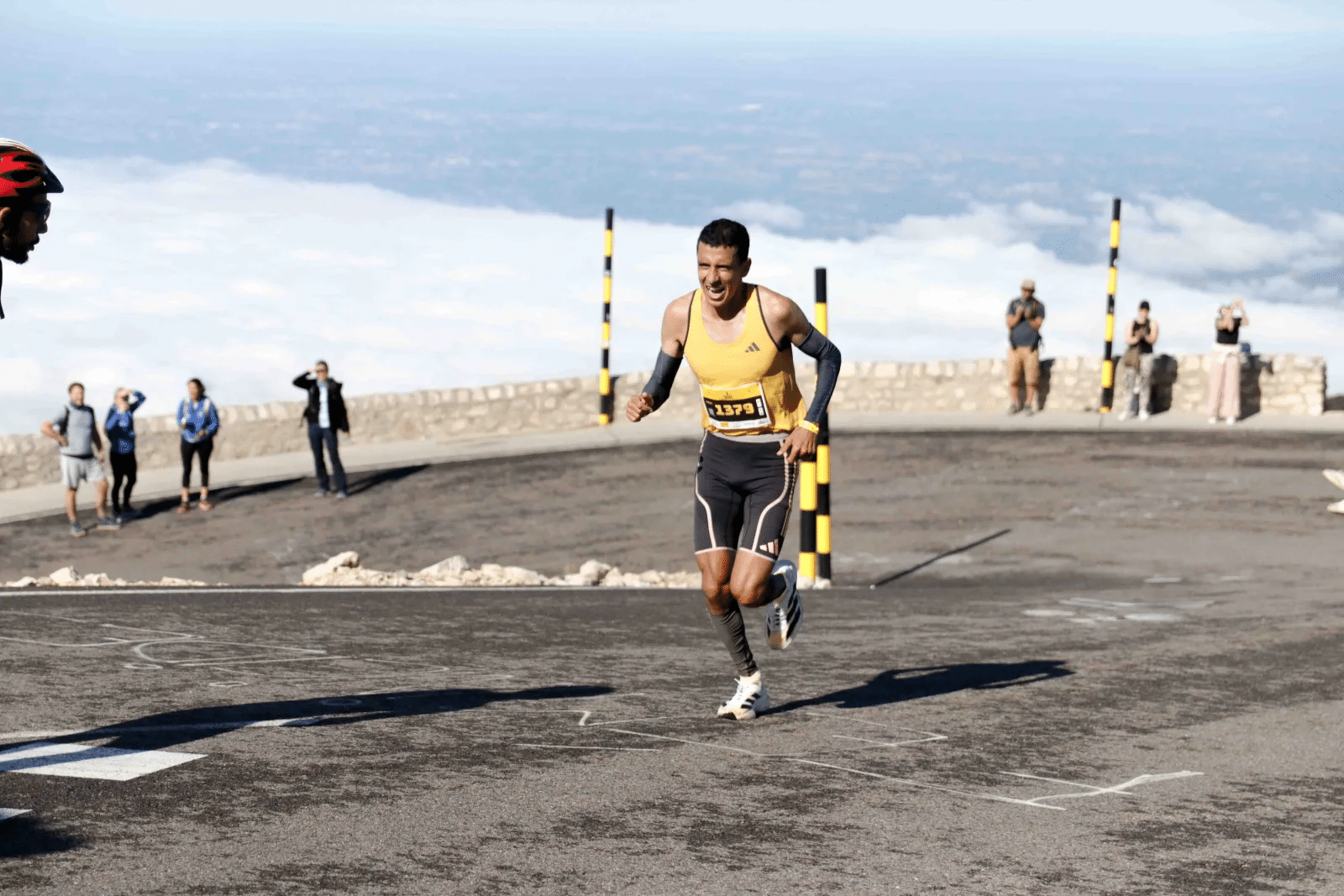 En juillet dernier, les coureurs du Tour de France se sont lancés à l’attaque du mythique Mont Ventoux pour la 18ème fois dans l'histoire de la Grande Boucle. Cette 16ème étape d’anthologie (Montpellier – Le Mont Ventoux) a couronné le Français Valentin Paret-Peintre face à l’Irlandais Ben Healy au terme d’un suspense de folie. Quelques semaines plus tôt, près de 1 500 coureurs ont affronté les pentes du "Géant de Provence" à l’occasion du Semi-marathon du Mont Ventoux Kookabarra. Alors, quel effort est le plus difficile ? Conquérir le sommet à vélo ou en courant ? Marathons.com a enfourché le vélo pour tenter l’ascension de ce colosse tandis que Manon Coste, victorieuse du 21 km de l’édition 2025, partage ses impressions sur la course.
