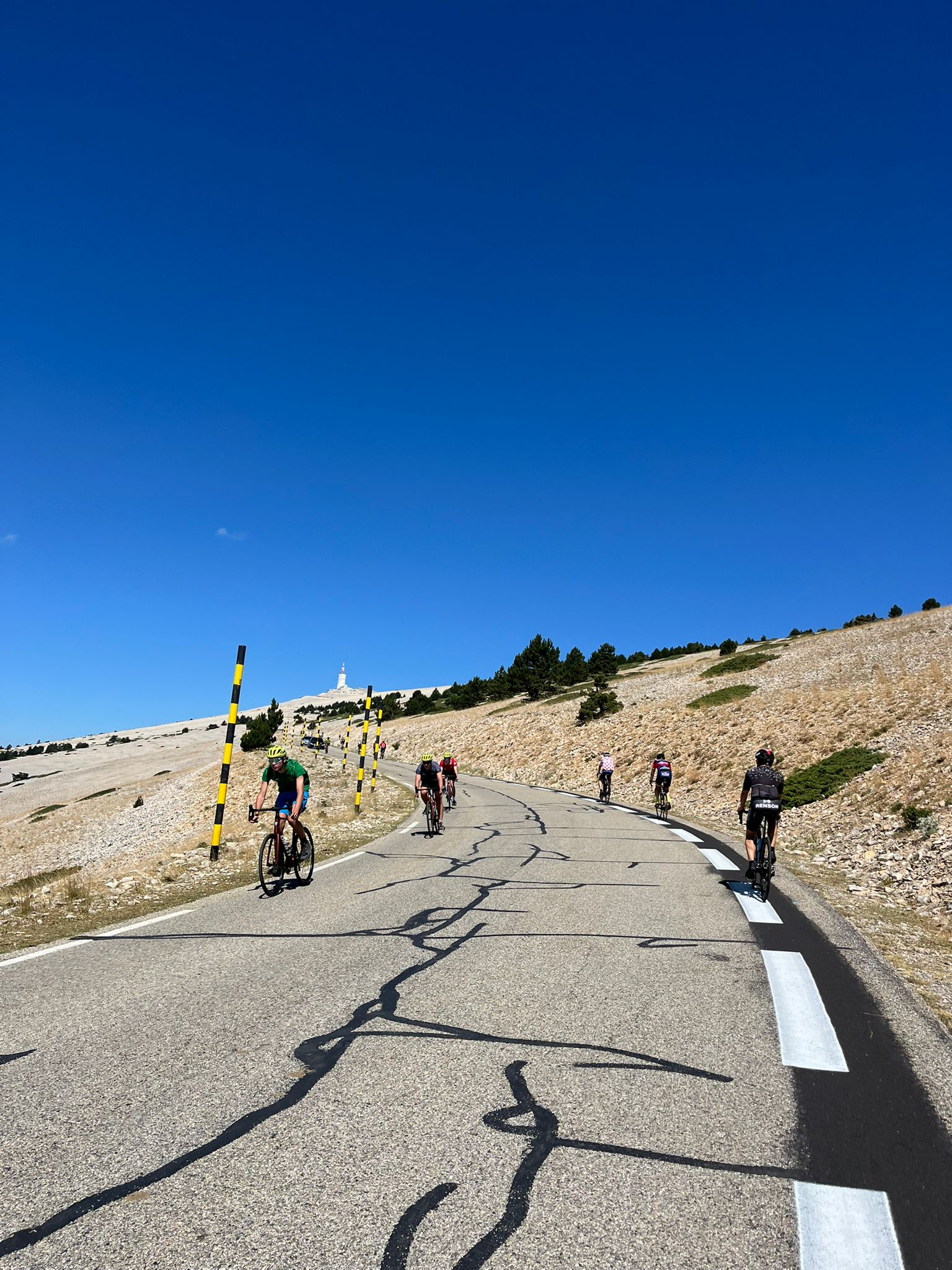 En juillet dernier, les coureurs du Tour de France se sont lancés à l’attaque du mythique Mont Ventoux pour la 18ème fois dans l'histoire de la Grande Boucle. Cette 16ème étape d’anthologie (Montpellier – Le Mont Ventoux) a couronné le Français Valentin Paret-Peintre face à l’Irlandais Ben Healy au terme d’un suspense de folie. Quelques semaines plus tôt, près de 1 500 coureurs ont affronté les pentes du "Géant de Provence" à l’occasion du Semi-marathon du Mont Ventoux Kookabarra. Alors, quel effort est le plus difficile ? Conquérir le sommet à vélo ou en courant ? Marathons.com a enfourché le vélo pour tenter l’ascension de ce colosse tandis que Manon Coste, victorieuse du 21 km de l’édition 2025, partage ses impressions sur la course.