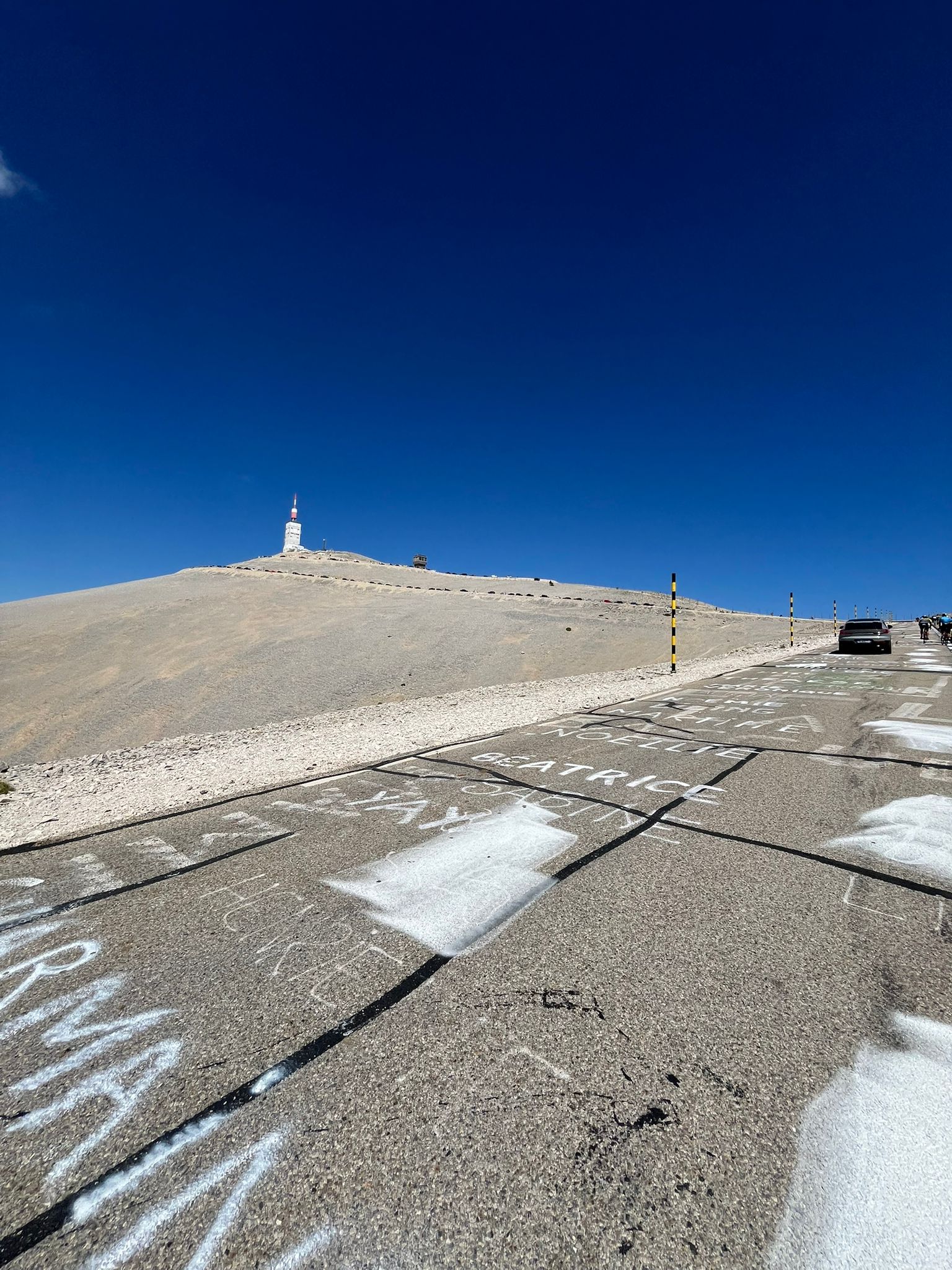 En juillet dernier, les coureurs du Tour de France se sont lancés à l’attaque du mythique Mont Ventoux pour la 18ème fois dans l'histoire de la Grande Boucle. Cette 16ème étape d’anthologie (Montpellier – Le Mont Ventoux) a couronné le Français Valentin Paret-Peintre face à l’Irlandais Ben Healy au terme d’un suspense de folie. Quelques semaines plus tôt, près de 1 500 coureurs ont affronté les pentes du "Géant de Provence" à l’occasion du Semi-marathon du Mont Ventoux Kookabarra. Alors, quel effort est le plus difficile ? Conquérir le sommet à vélo ou en courant ? Marathons.com a enfourché le vélo pour tenter l’ascension de ce colosse tandis que Manon Coste, victorieuse du 21 km de l’édition 2025, partage ses impressions sur la course.