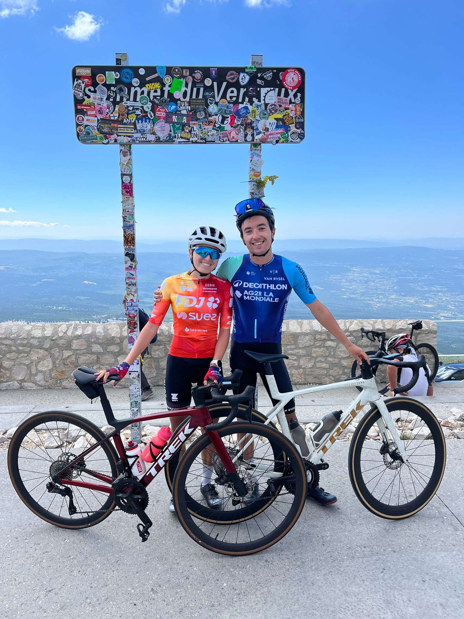 En juillet dernier, les coureurs du Tour de France se sont lancés à l’attaque du mythique Mont Ventoux pour la 18ème fois dans l'histoire de la Grande Boucle. Cette 16ème étape d’anthologie (Montpellier – Le Mont Ventoux) a couronné le Français Valentin Paret-Peintre face à l’Irlandais Ben Healy au terme d’un suspense de folie. Quelques semaines plus tôt, près de 1 500 coureurs ont affronté les pentes du "Géant de Provence" à l’occasion du Semi-marathon du Mont Ventoux Kookabarra. Alors, quel effort est le plus difficile ? Conquérir le sommet à vélo ou en courant ? Marathons.com a enfourché le vélo pour tenter l’ascension de ce colosse tandis que Manon Coste, victorieuse du 21 km de l’édition 2025, partage ses impressions sur la course.