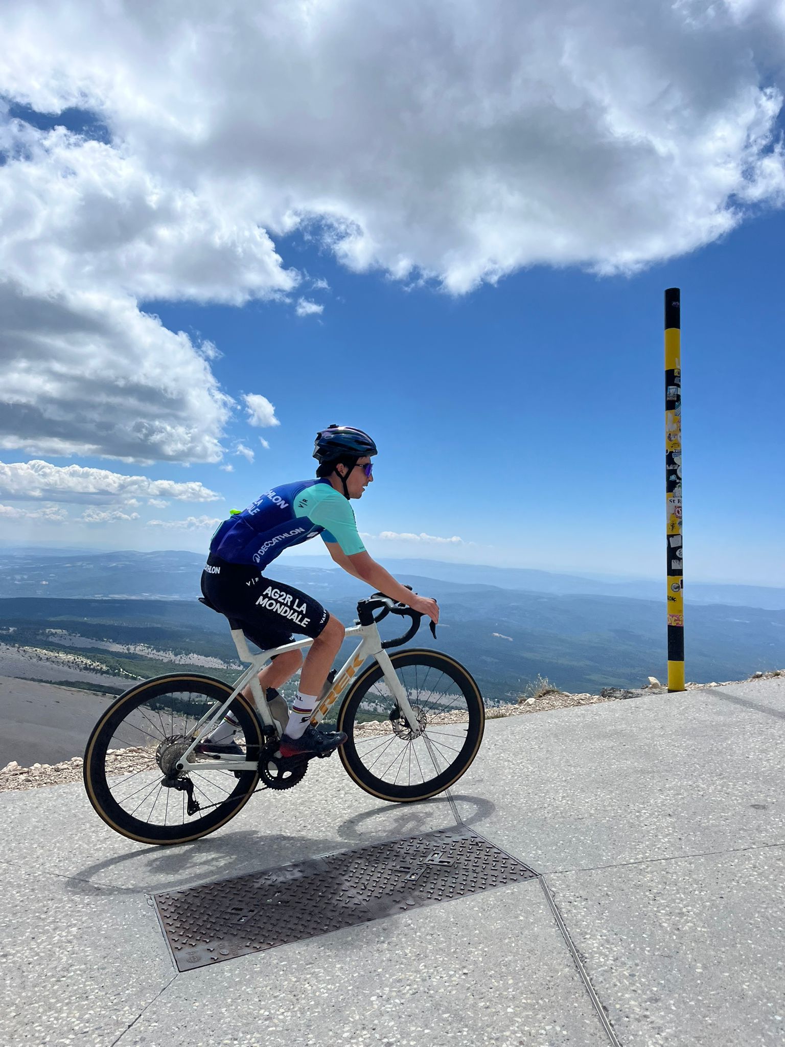 En juillet dernier, les coureurs du Tour de France se sont lancés à l’attaque du mythique Mont Ventoux pour la 18ème fois dans l'histoire de la Grande Boucle. Cette 16ème étape d’anthologie (Montpellier – Le Mont Ventoux) a couronné le Français Valentin Paret-Peintre face à l’Irlandais Ben Healy au terme d’un suspense de folie. Quelques semaines plus tôt, près de 1 500 coureurs ont affronté les pentes du "Géant de Provence" à l’occasion du Semi-marathon du Mont Ventoux Kookabarra. Alors, quel effort est le plus difficile ? Conquérir le sommet à vélo ou en courant ? Marathons.com a enfourché le vélo pour tenter l’ascension de ce colosse tandis que Manon Coste, victorieuse du 21 km de l’édition 2025, partage ses impressions sur la course.