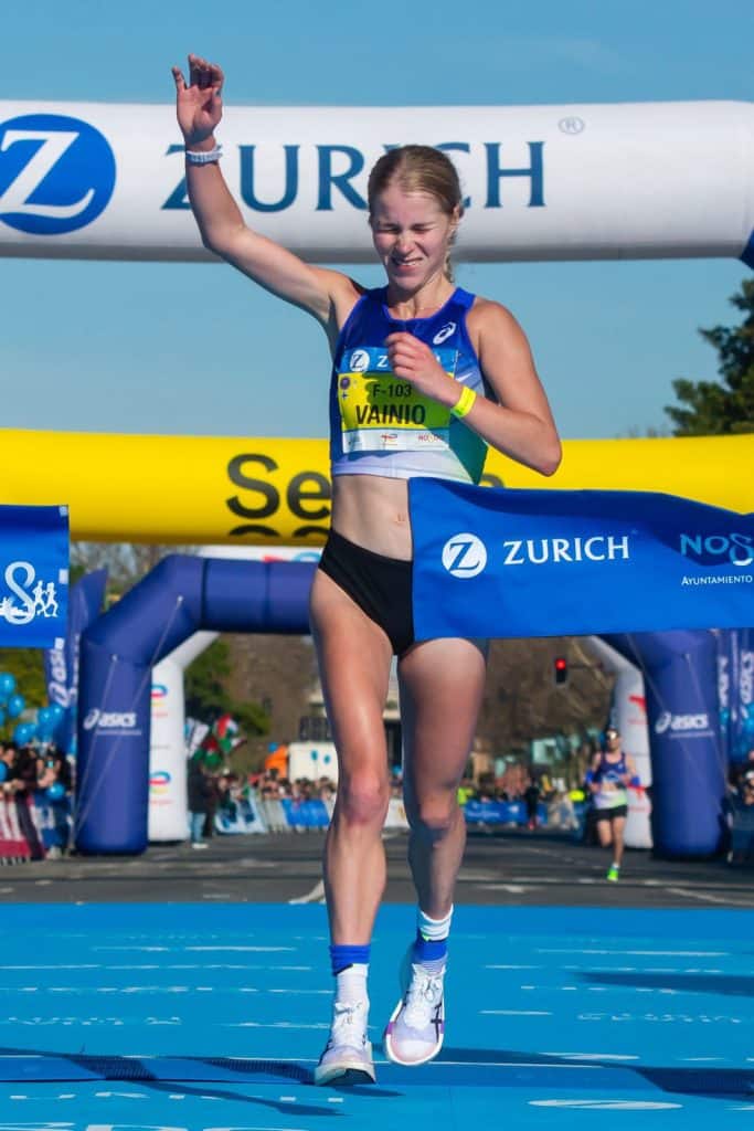 Marathon de Séville 2026 : victoire à la photo finish en 2h03’59 pour Tola Shura Kitata, record national pour Alisa Vainio, performances françaises et top 10 dominé par l’Éthiopie. Récap complet d’une édition spectaculaire.