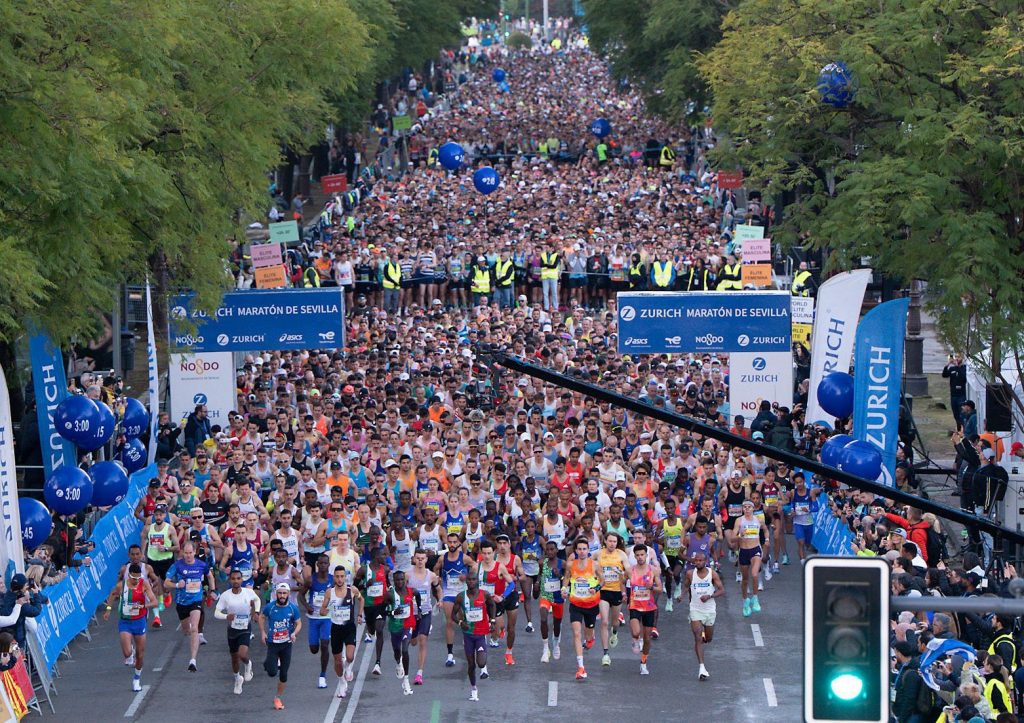 Chaque année, le Marathon de Séville est une date cochée par les coureurs en quête de la course idéale. Ceux qui veulent courir vite. Très vite. Dans l’ombre de Valence, la capitale andalouse s’est imposée comme l’un des spots les plus fiables d’Europe pour performer. Pour cette année 2026, tout était réuni pour faire de cette édition une course rapide. Et le bitume espagnol a confirmé la réputation de Séville. Il a même offert quelque chose de rare : un marathon qui se gagne à la photo finish. Tola Shura Kitata a triomphé en 2h03’59 au terme d’un sprint mémorable juste devant son rival du jour Abderehman Asrar Hiyrden. Chez les femmes, la Finlandaise Alisa Vainio a marqué les esprits avec un nouveau record national en 2h20'39.