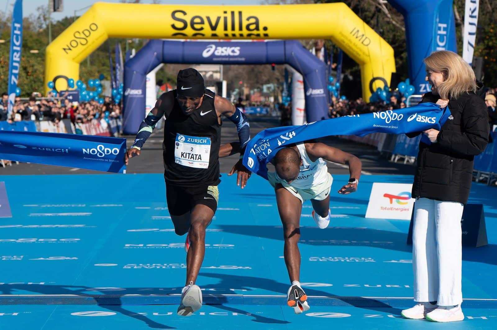 Marathon de Séville 2026 : victoire à la photo finish en 2h03’59 pour Tola Shura Kitata, record national pour Alisa Vainio, performances françaises et top 10 dominé par l’Éthiopie. Récap complet d’une édition spectaculaire.