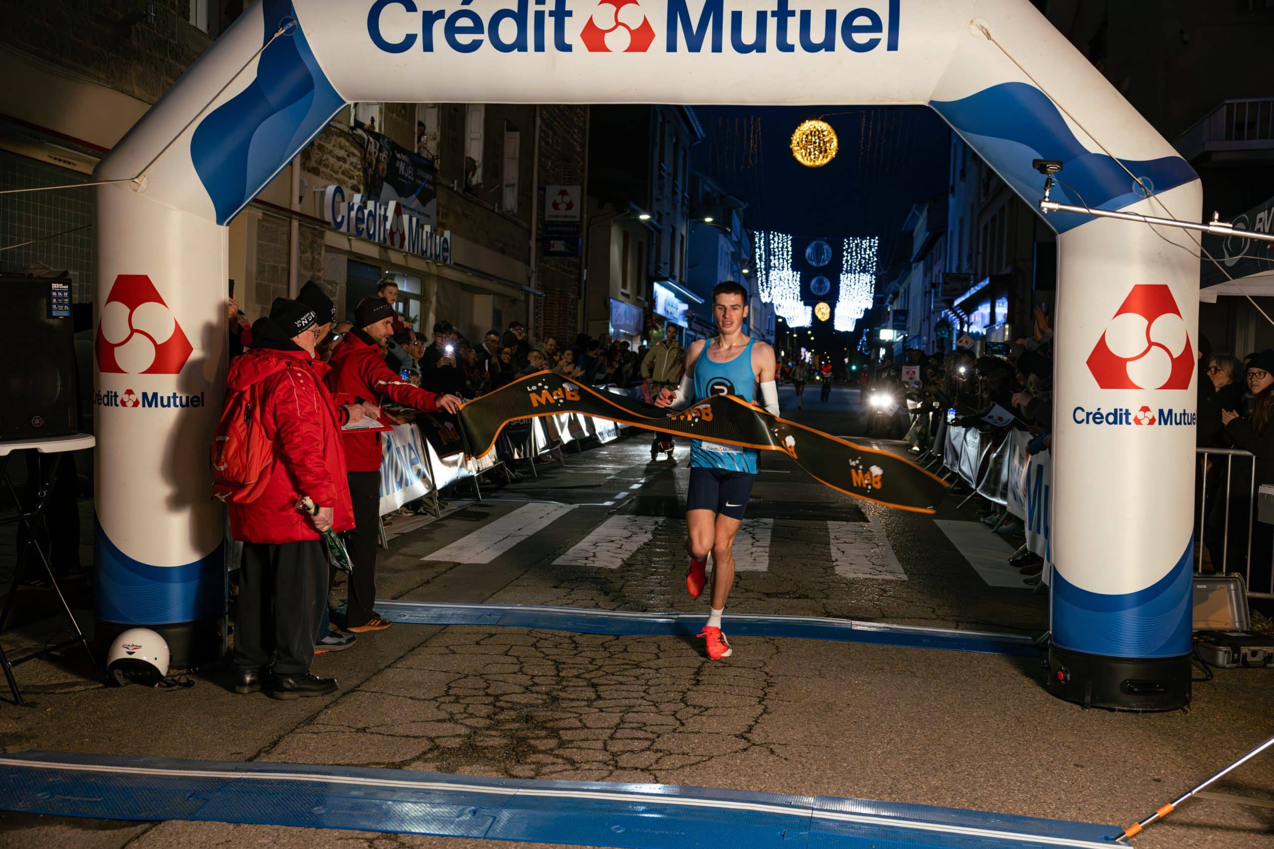 Yoann Debroucker et Florie Regnart remportent la première édition des Foulées de Noël de La Talaudière, un 10 km festif au cœur de décembre.