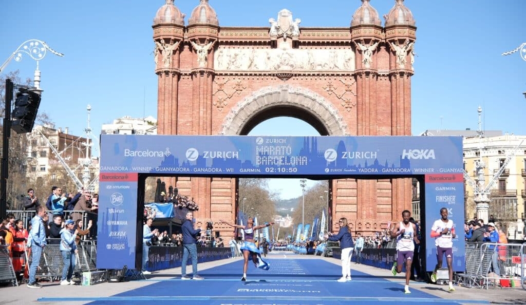 Marathon de Barcelone 2026 : l’Éthiopienne Fotyen Tesfay signe le 2e meilleur chrono de l’histoire en 2h10’51 pour ses débuts. Résultats, performances et faits marquants.