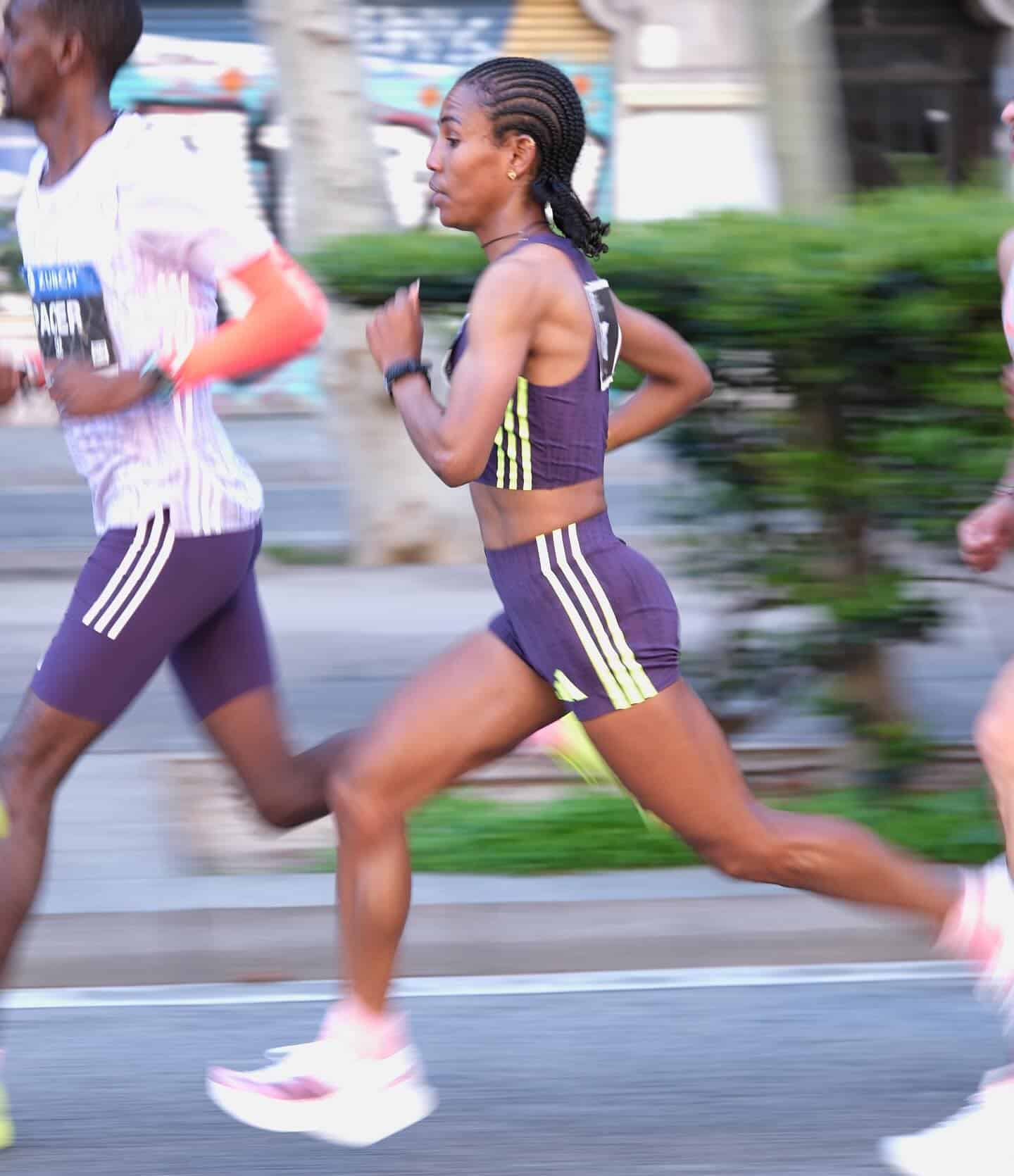 Marathon de Barcelone 2026 : l’Éthiopienne Fotyen Tesfay signe le 2e meilleur chrono de l’histoire en 2h10’51 pour ses débuts. Résultats, performances et faits marquants.