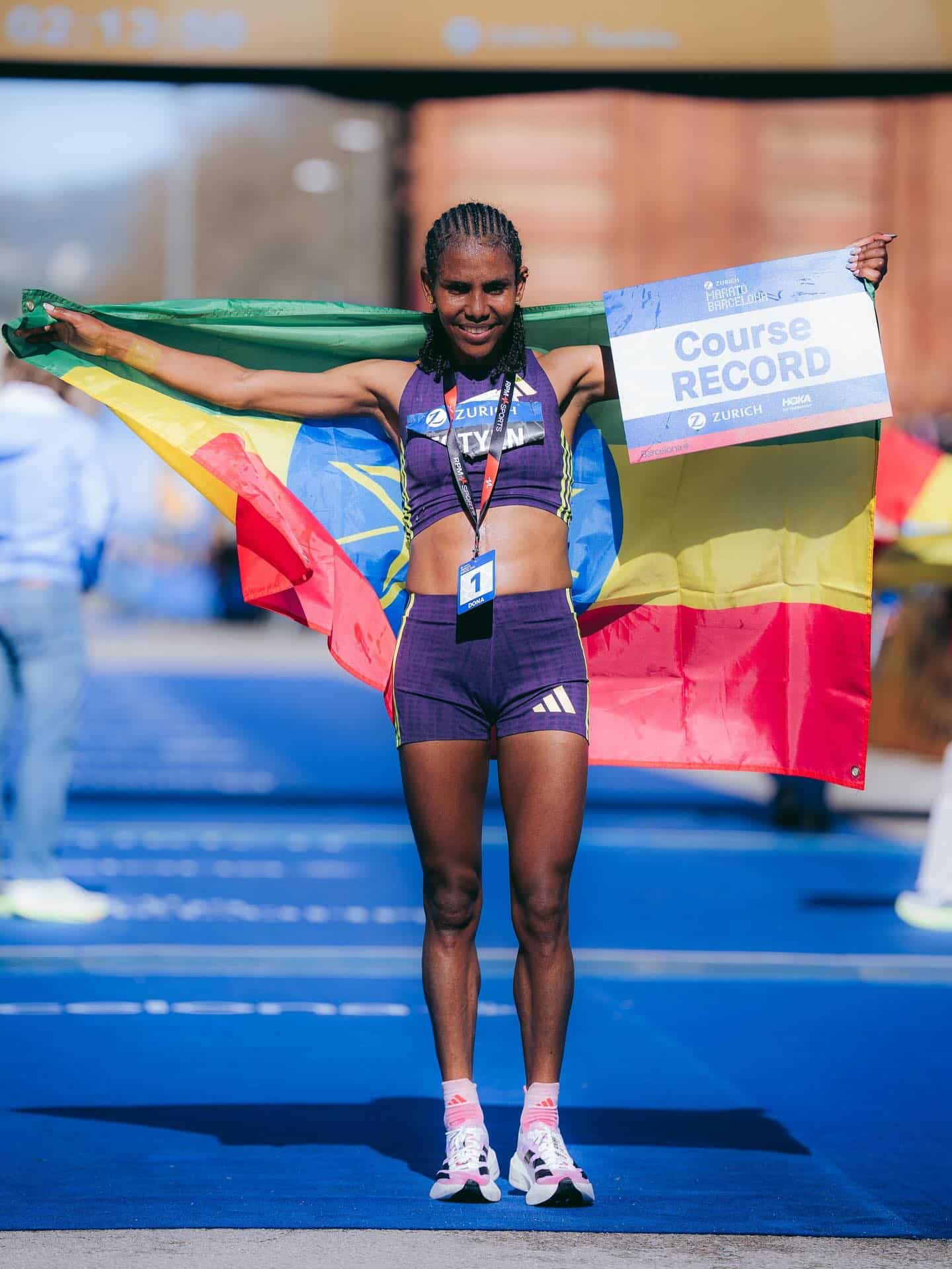 Marathon de Barcelone 2026 : l’Éthiopienne Fotyen Tesfay signe le 2e meilleur chrono de l’histoire en 2h10’51 pour ses débuts. Résultats, performances et faits marquants.