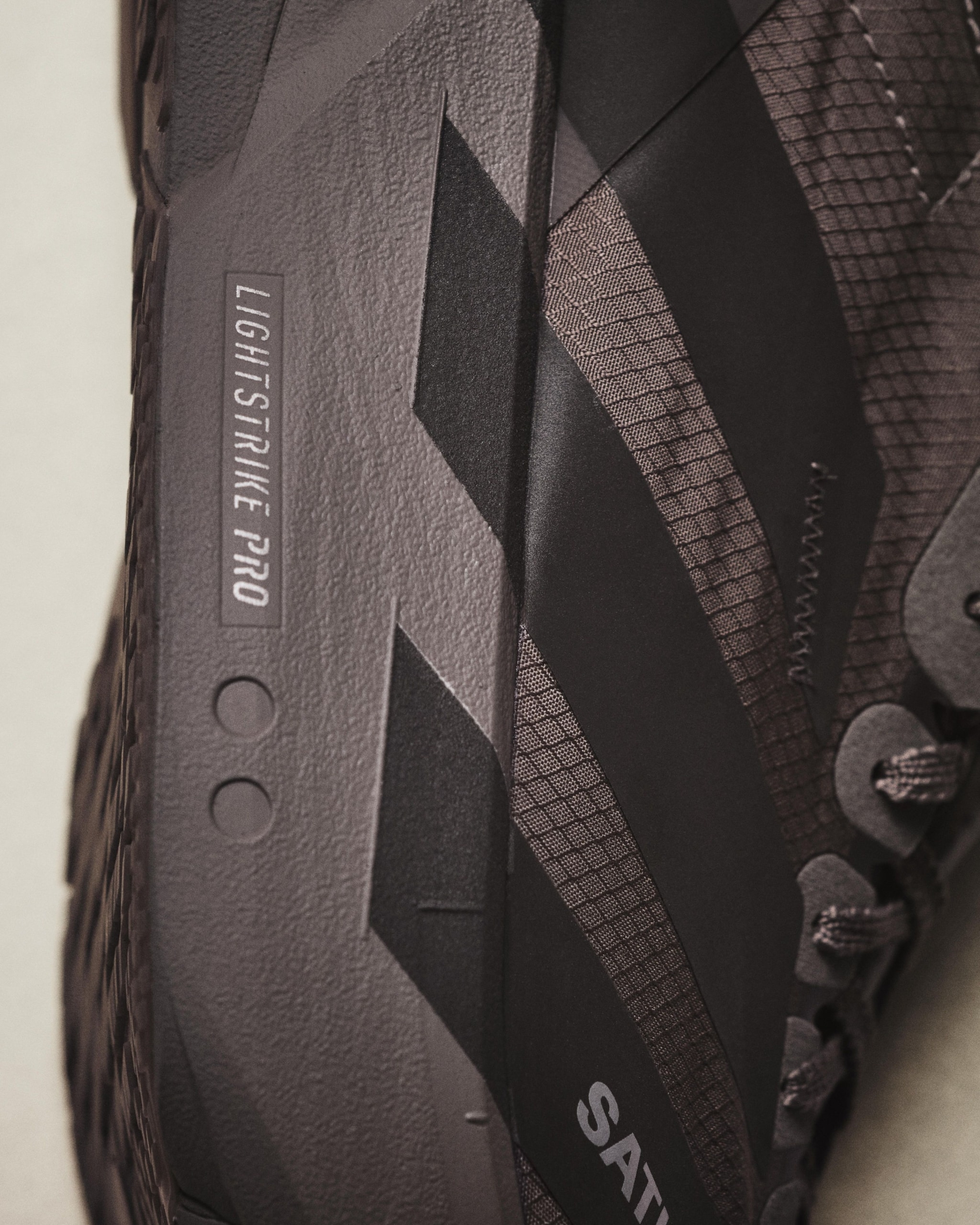 adidas et SATISFY lancent une collaboration qui secoue le monde du running avec The Circle Pit et une Adios Pro 4 revisitée.