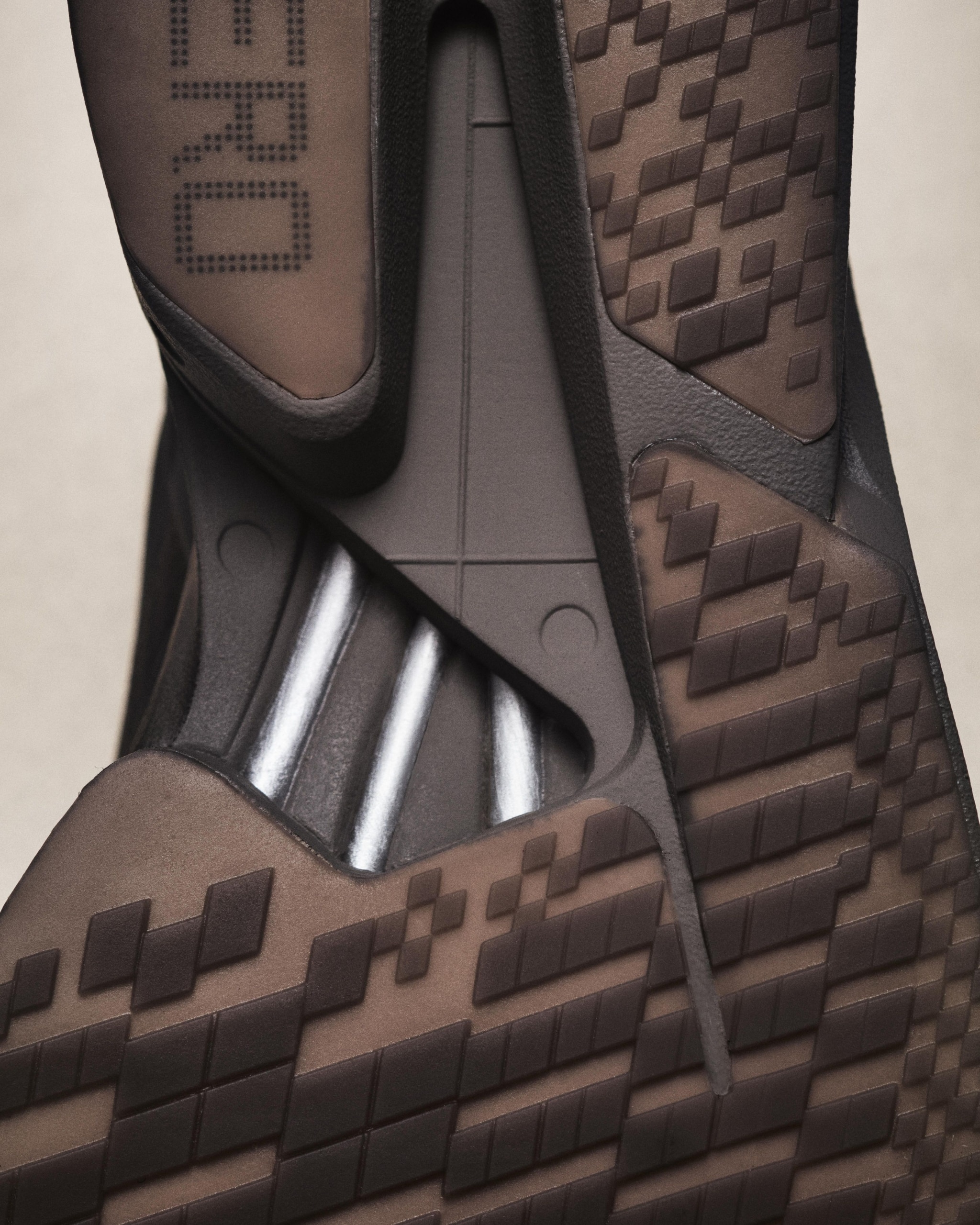 adidas et SATISFY lancent une collaboration qui secoue le monde du running avec The Circle Pit et une Adios Pro 4 revisitée.