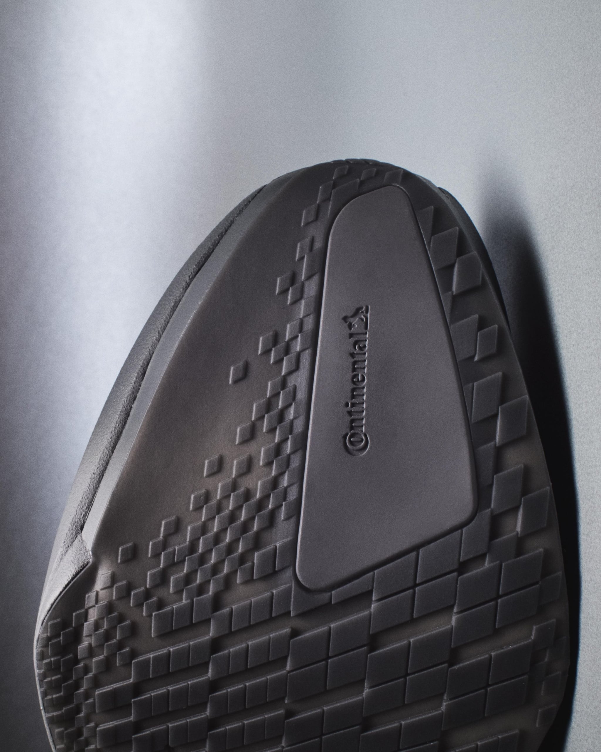 adidas et SATISFY lancent une collaboration qui secoue le monde du running avec The Circle Pit et une Adios Pro 4 revisitée.