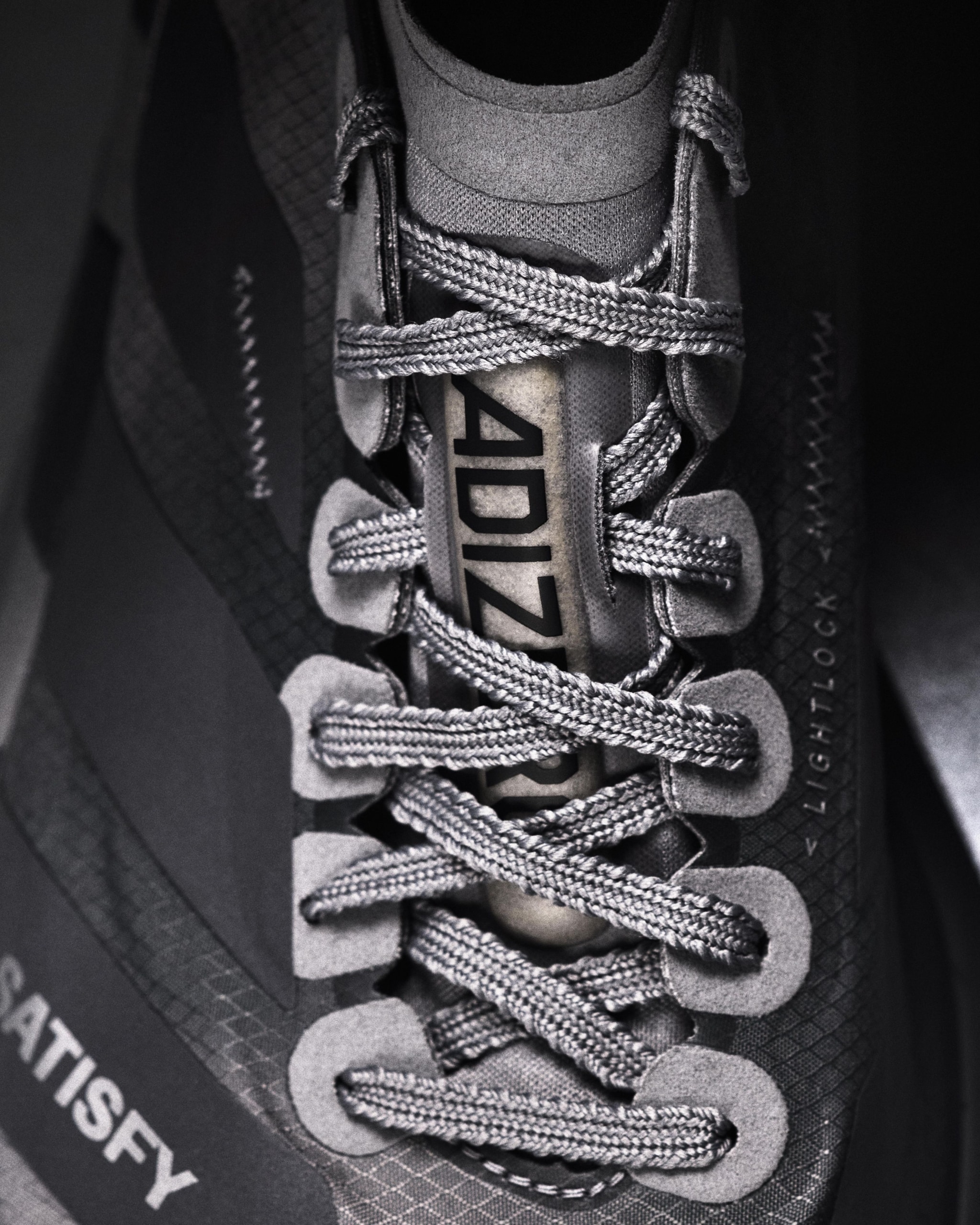 adidas et SATISFY lancent une collaboration qui secoue le monde du running avec The Circle Pit et une Adios Pro 4 revisitée.