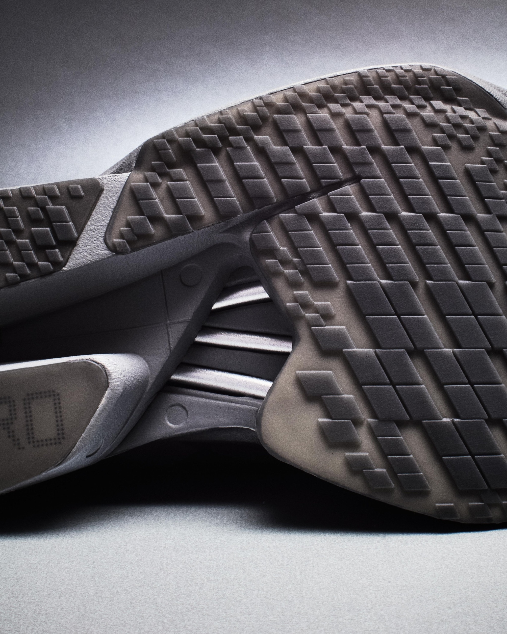adidas et SATISFY lancent une collaboration qui secoue le monde du running avec The Circle Pit et une Adios Pro 4 revisitée.