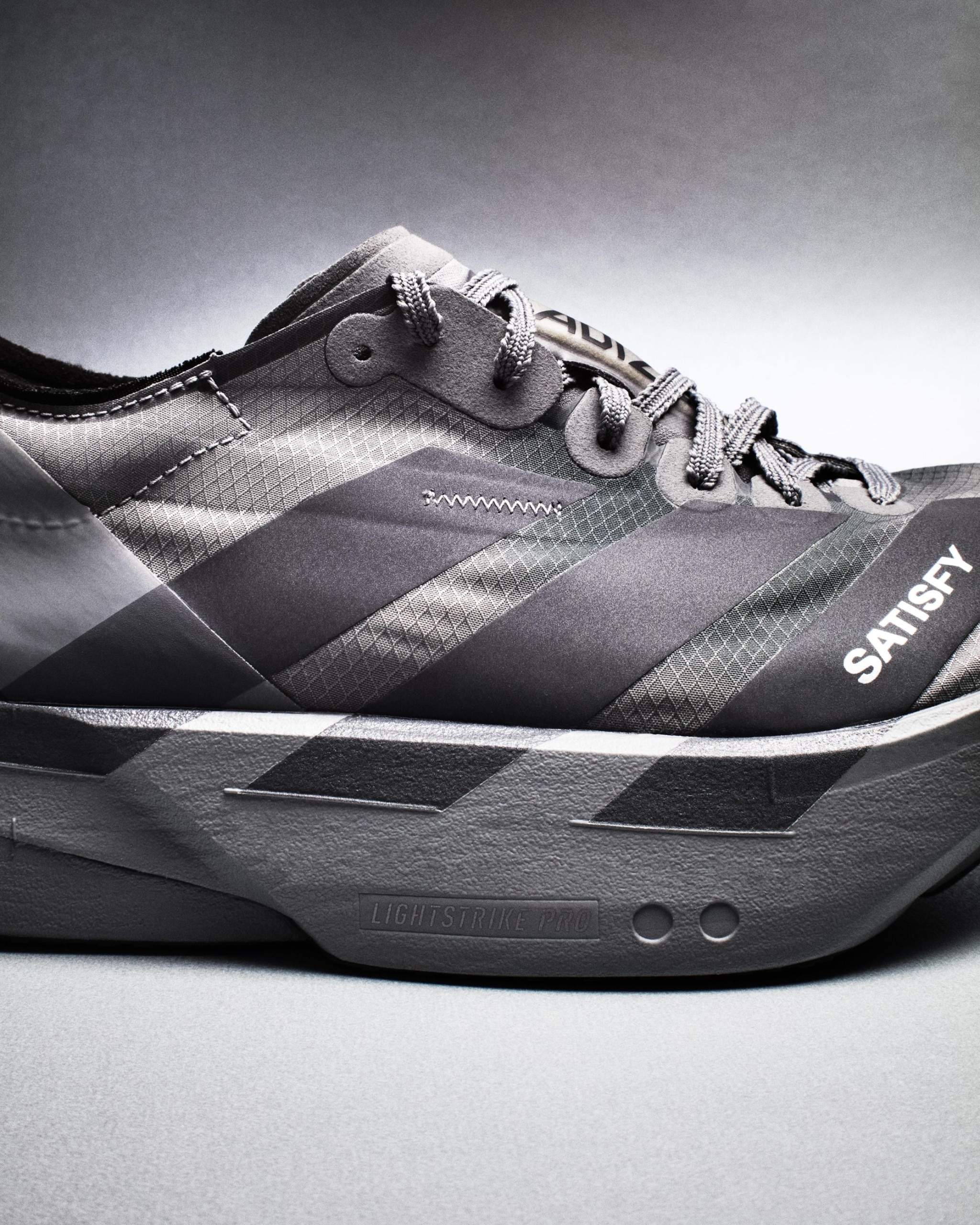adidas et SATISFY lancent une collaboration qui secoue le monde du running avec The Circle Pit et une Adios Pro 4 revisitée.