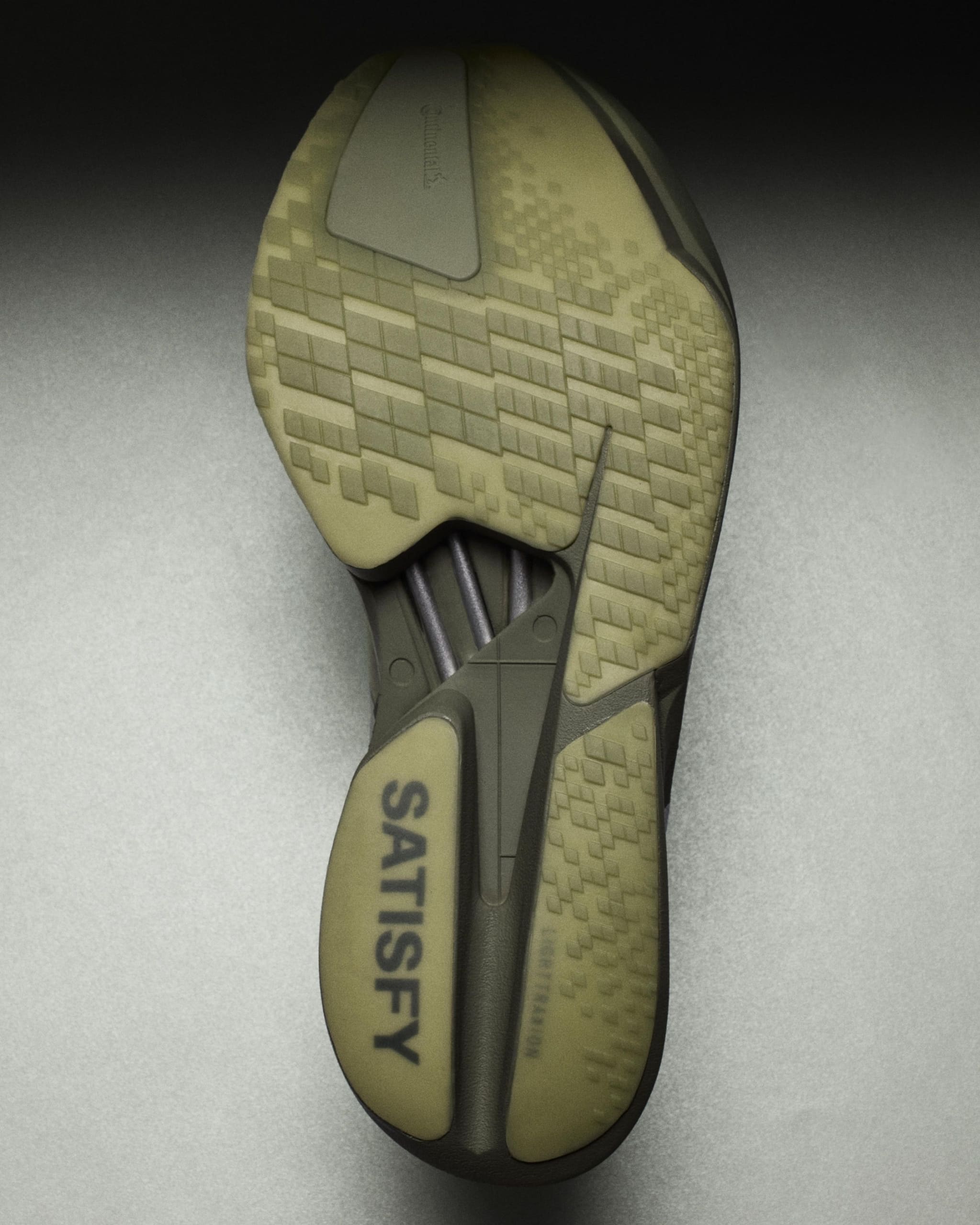 adidas et SATISFY lancent une collaboration qui secoue le monde du running avec The Circle Pit et une Adios Pro 4 revisitée.